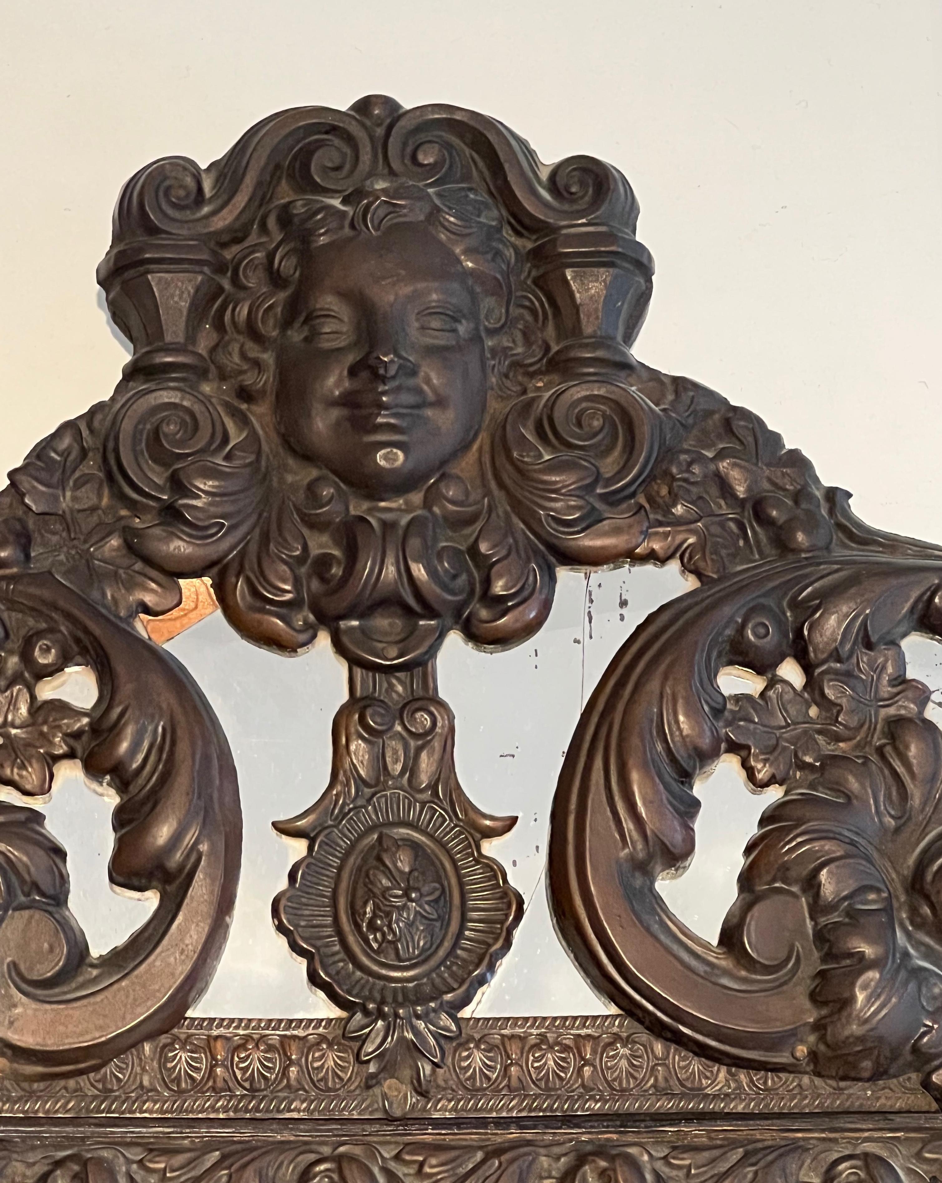 Specchio con Pares chiuse in rame Repoussé decorato con ghirlande di fiori in vendita 1
