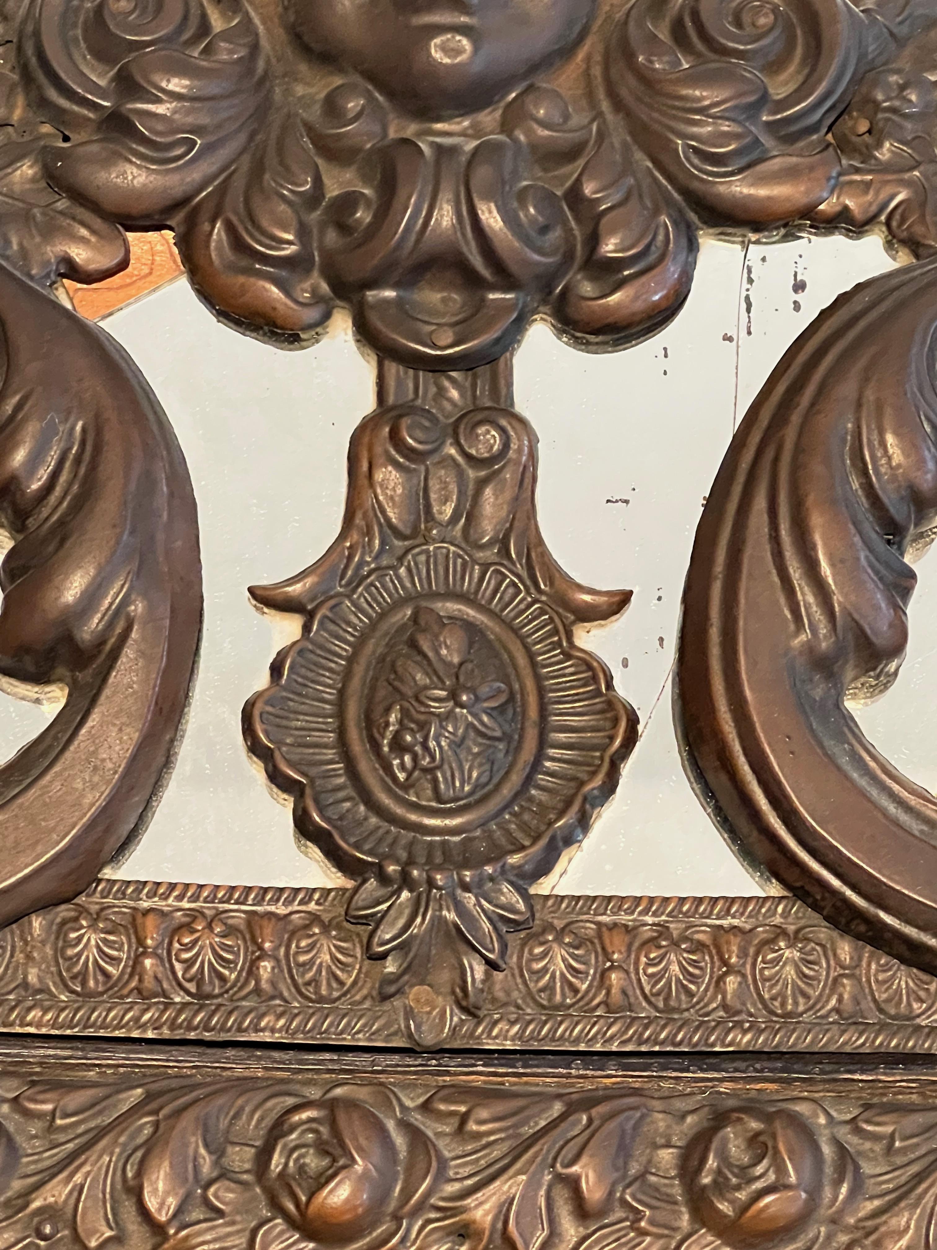 Specchio con Pares chiuse in rame Repoussé decorato con ghirlande di fiori in vendita 2
