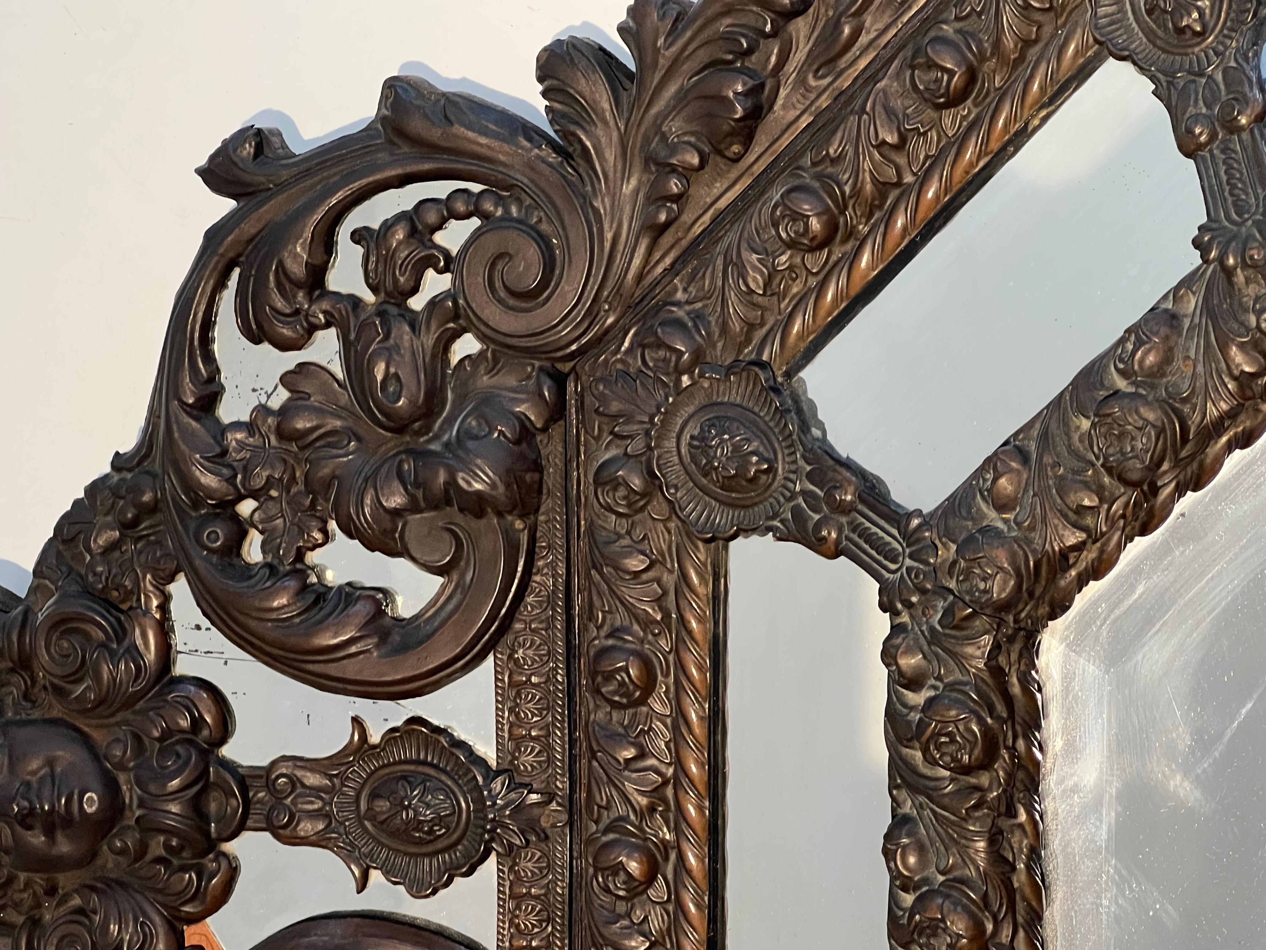 Specchio con Pares chiuse in rame Repoussé decorato con ghirlande di fiori in vendita 3