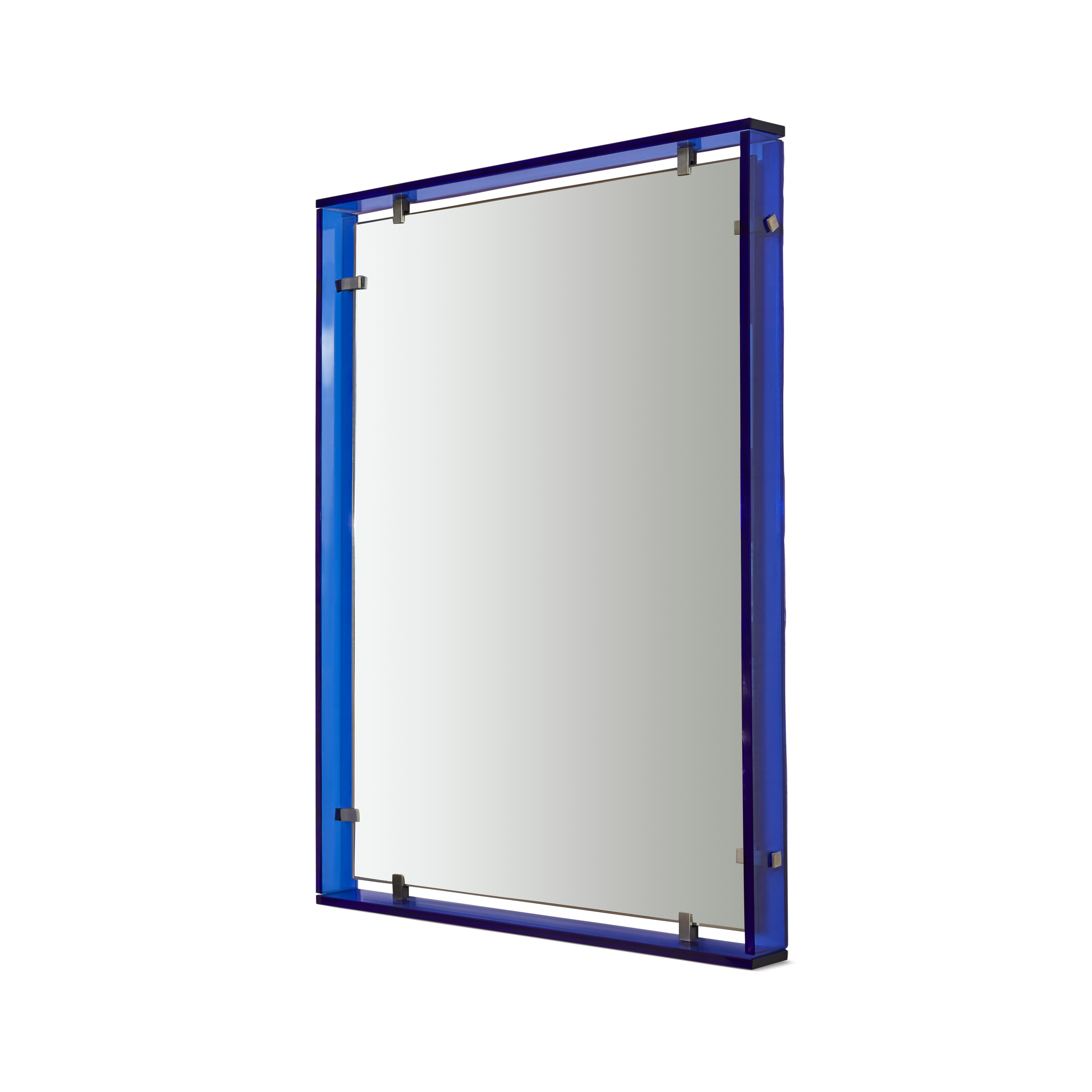 Miroir de belle qualité, Modèle 2014 conçu par Max Ingrand pour Fontana Arte. Le miroir flottant est entouré d'un verre bleu cobalt et les fixations sont en laiton nickelé. Il s'agit d'un miroir de la plus haute qualité et originalité.Production de
