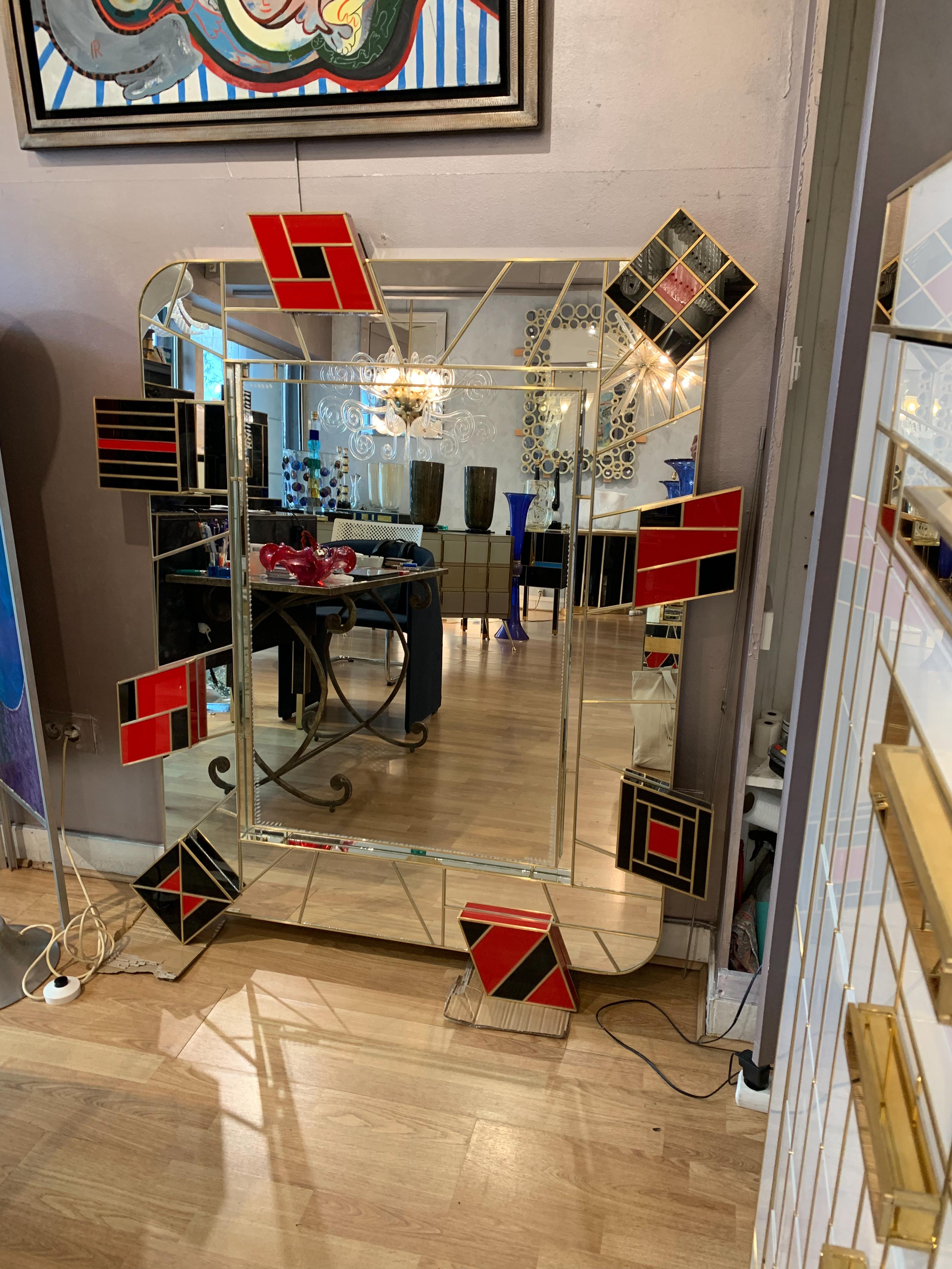 Miroir avec décorations en verre teinté signé Martin Studio Exclusive Modèle en vente 4