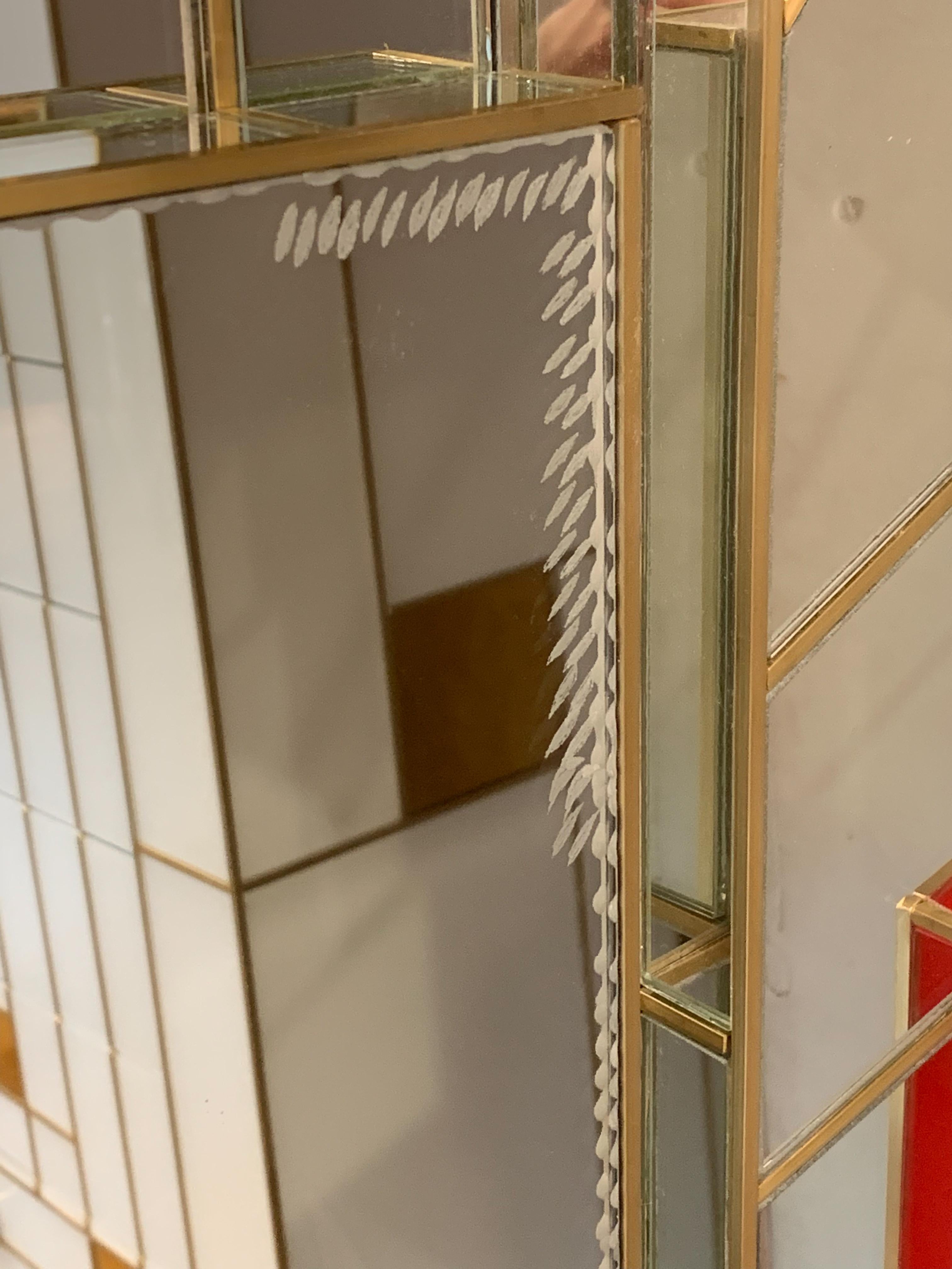 Laiton Miroir avec décorations en verre teinté signé Martin Studio Exclusive Modèle en vente