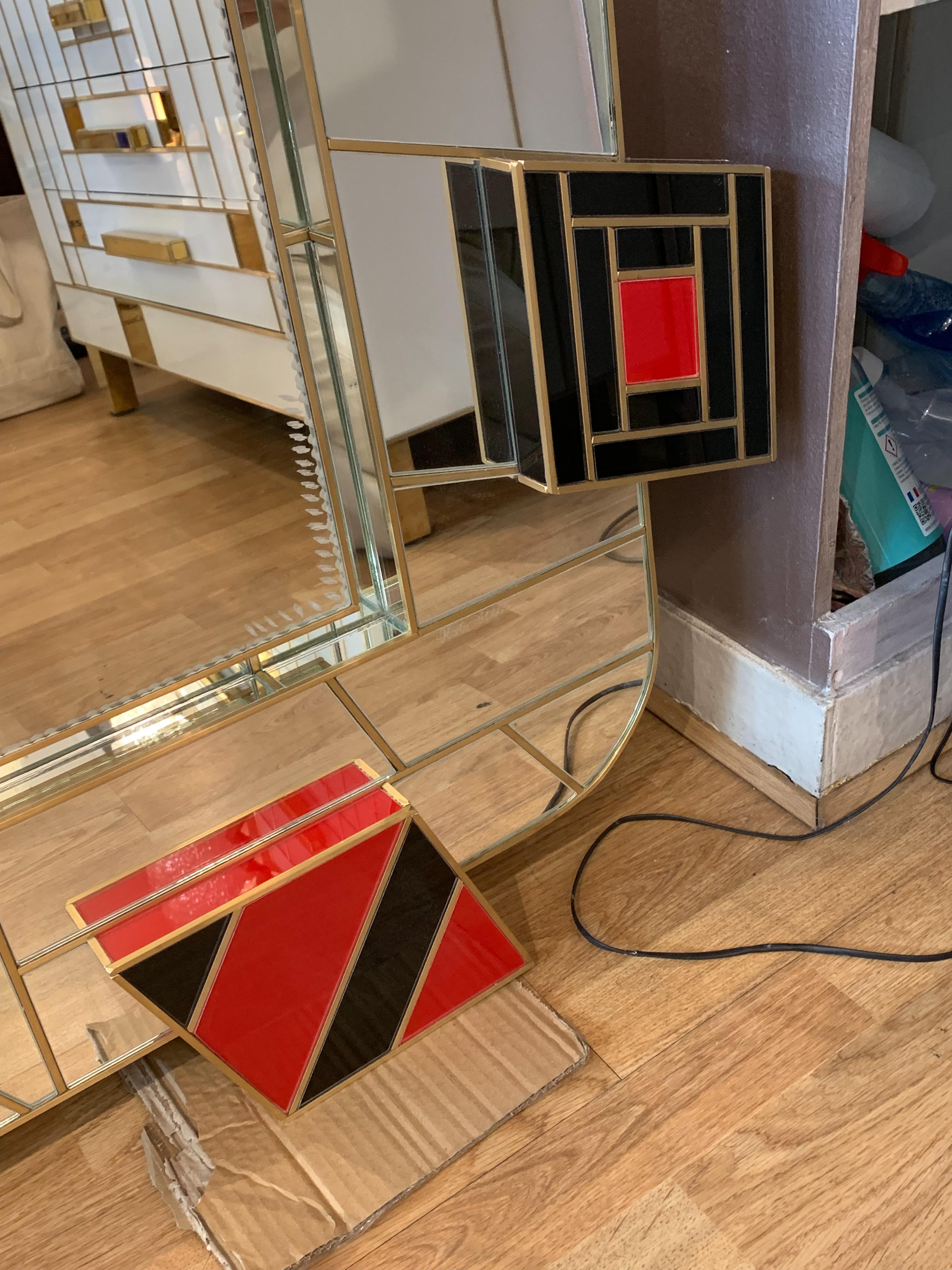 Miroir avec décorations en verre teinté signé Martin Studio Exclusive Modèle en vente 1