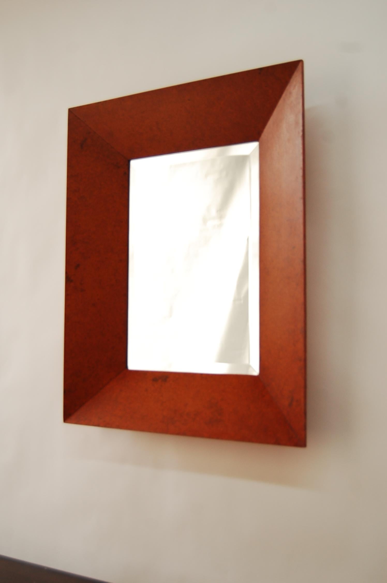 Spiegel mit tiefem Wellenrahmen aus Karpatenholz, entworfen von Edward Wormley (Moderne der Mitte des Jahrhunderts) im Angebot
