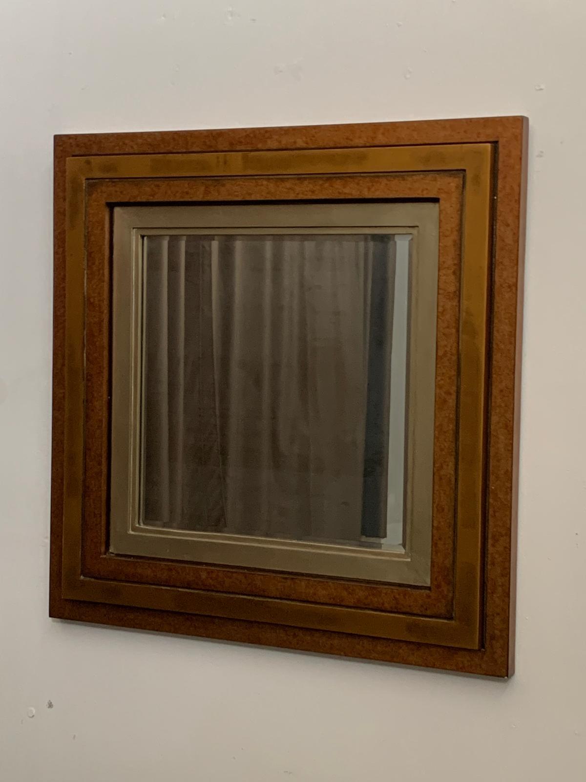 Moderne Miroir à épaisseur à quatre reliefs et riches finitions métalliques en vente