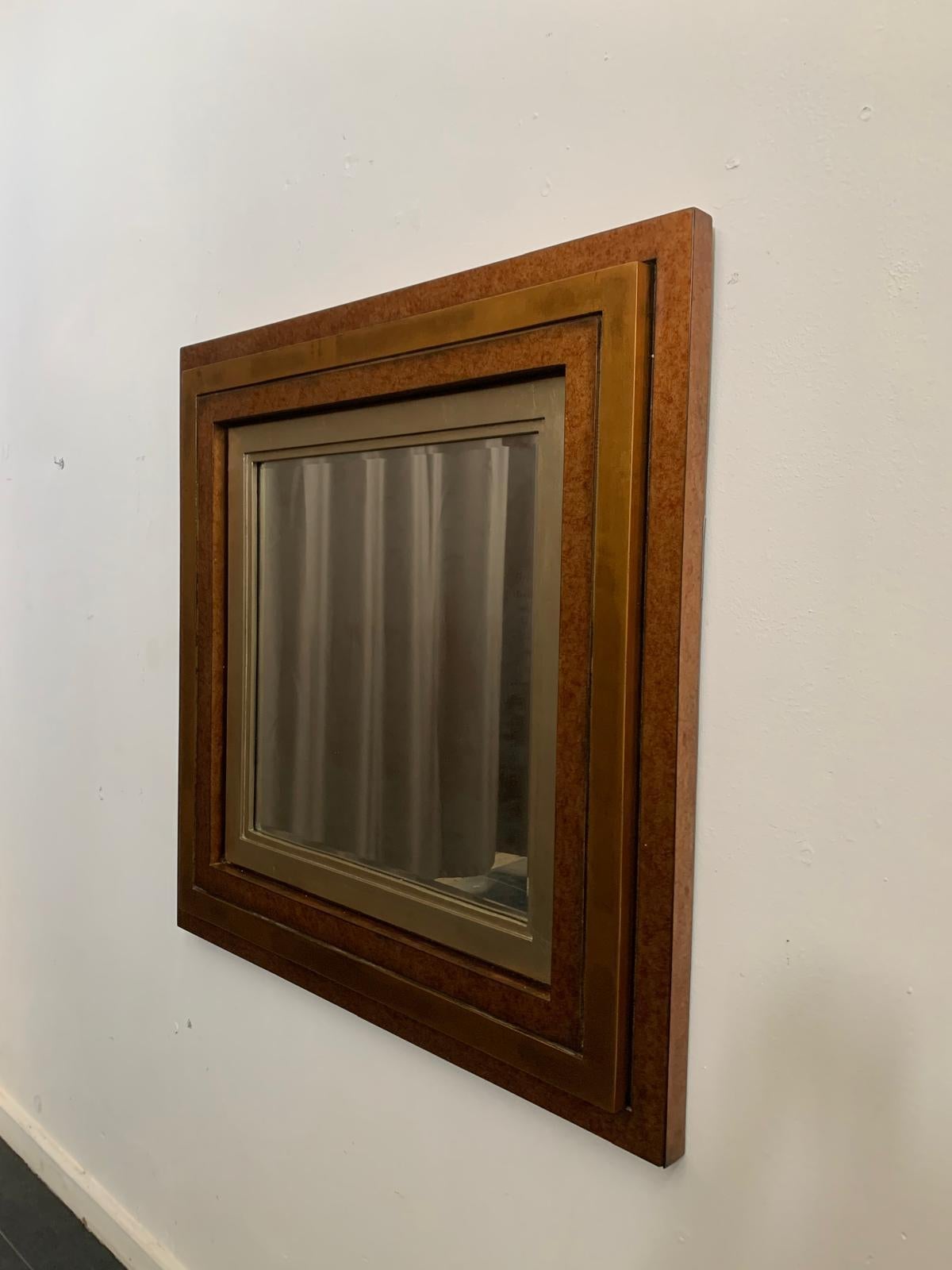 italien Miroir à épaisseur à quatre reliefs et riches finitions métalliques en vente