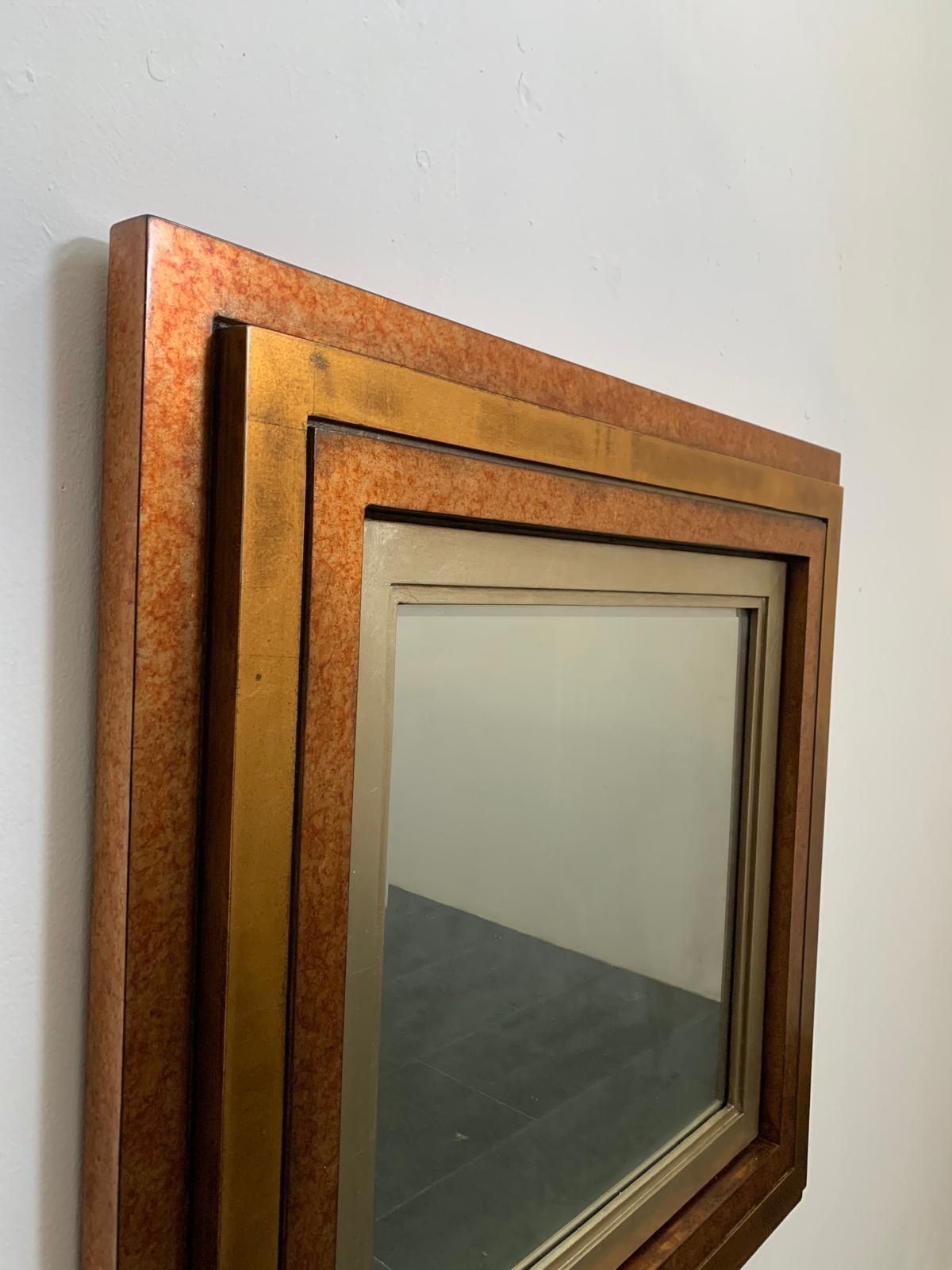 Fin du 20e siècle Miroir à épaisseur à quatre reliefs et riches finitions métalliques en vente