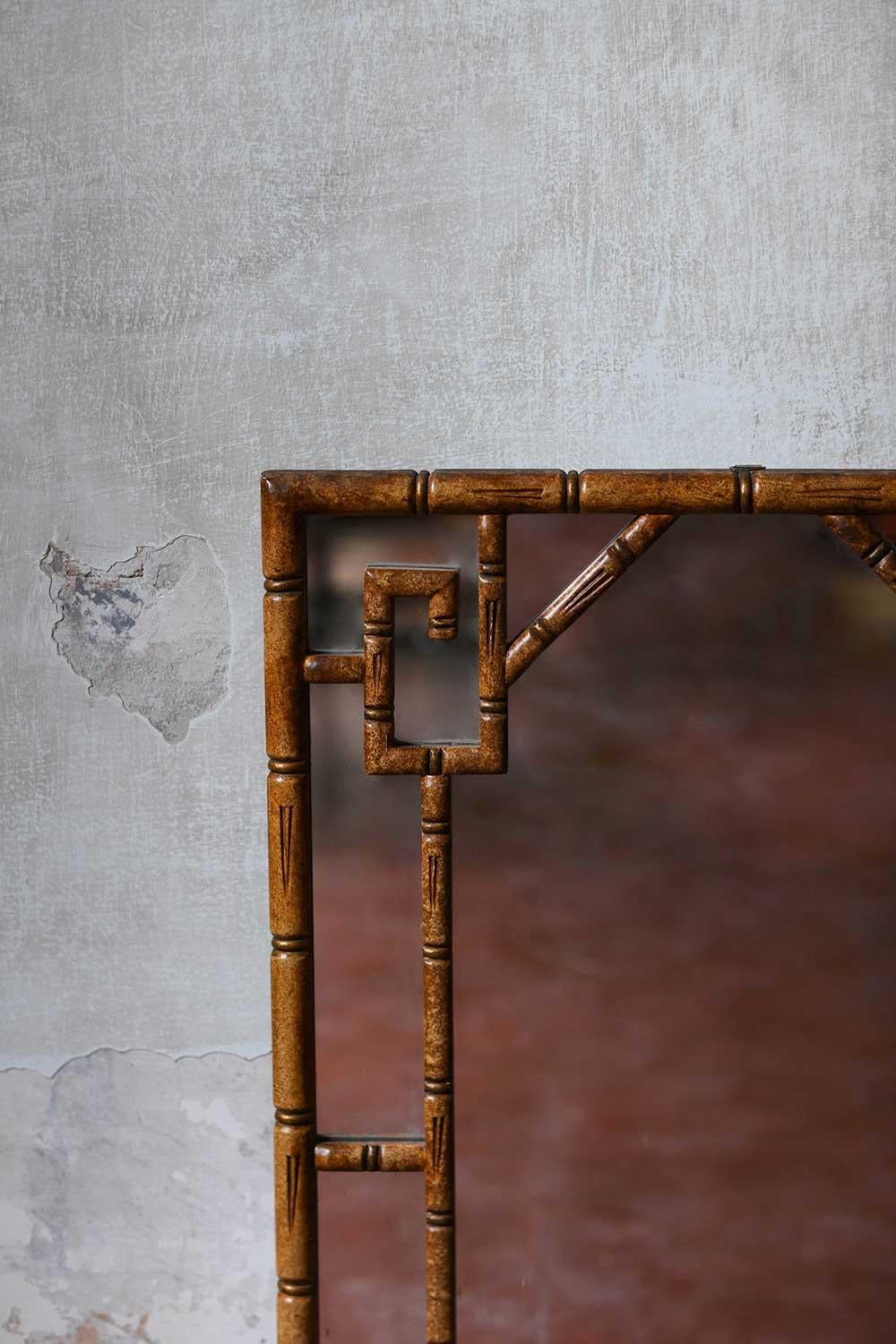 Spiegel mit geometrischen Mustern aus geschnitztem, bambusähnlichem Holz aus den 1920er Jahren im Zustand „Gut“ in Roma, RM