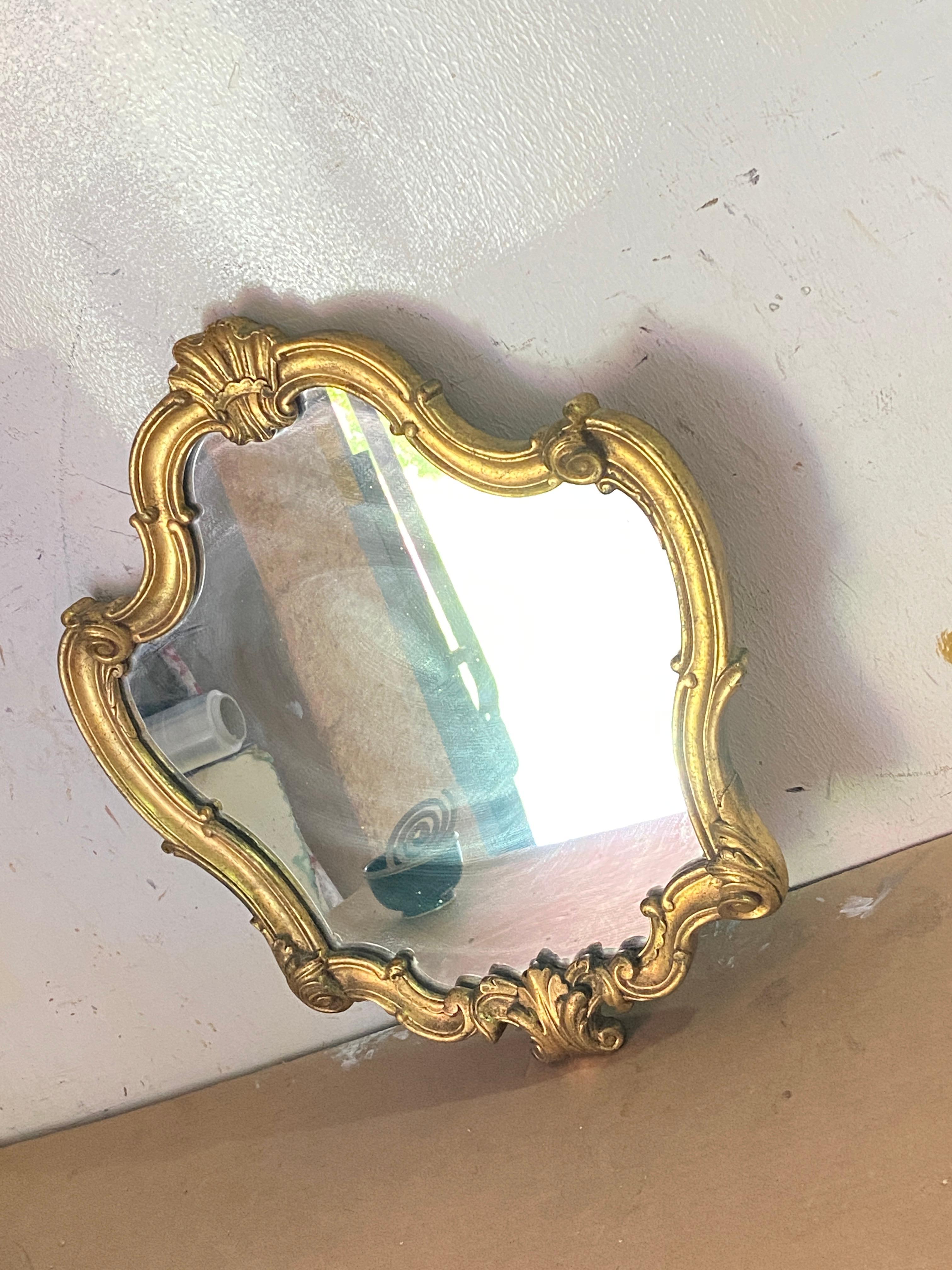 Hollywood Regency Miroir en bois doré avec feuille d'or, début du 20e siècle, sculpté, couleur or en vente