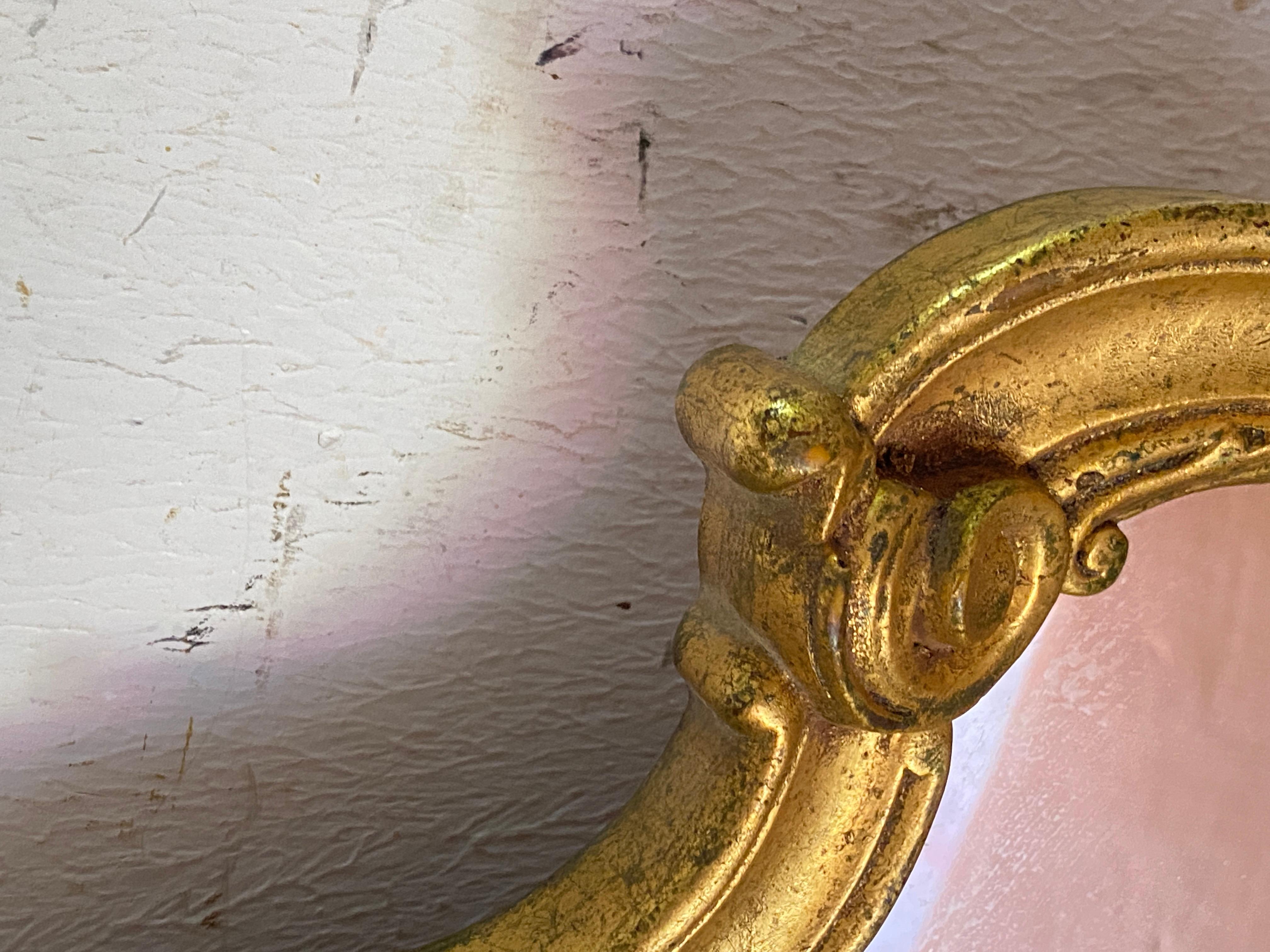 Spiegel mit vergoldetem Holzblatt und Blattgold, frühes 20. Jahrhundert, geschnitzt, goldfarben im Zustand „Gut“ im Angebot in Auribeau sur Siagne, FR