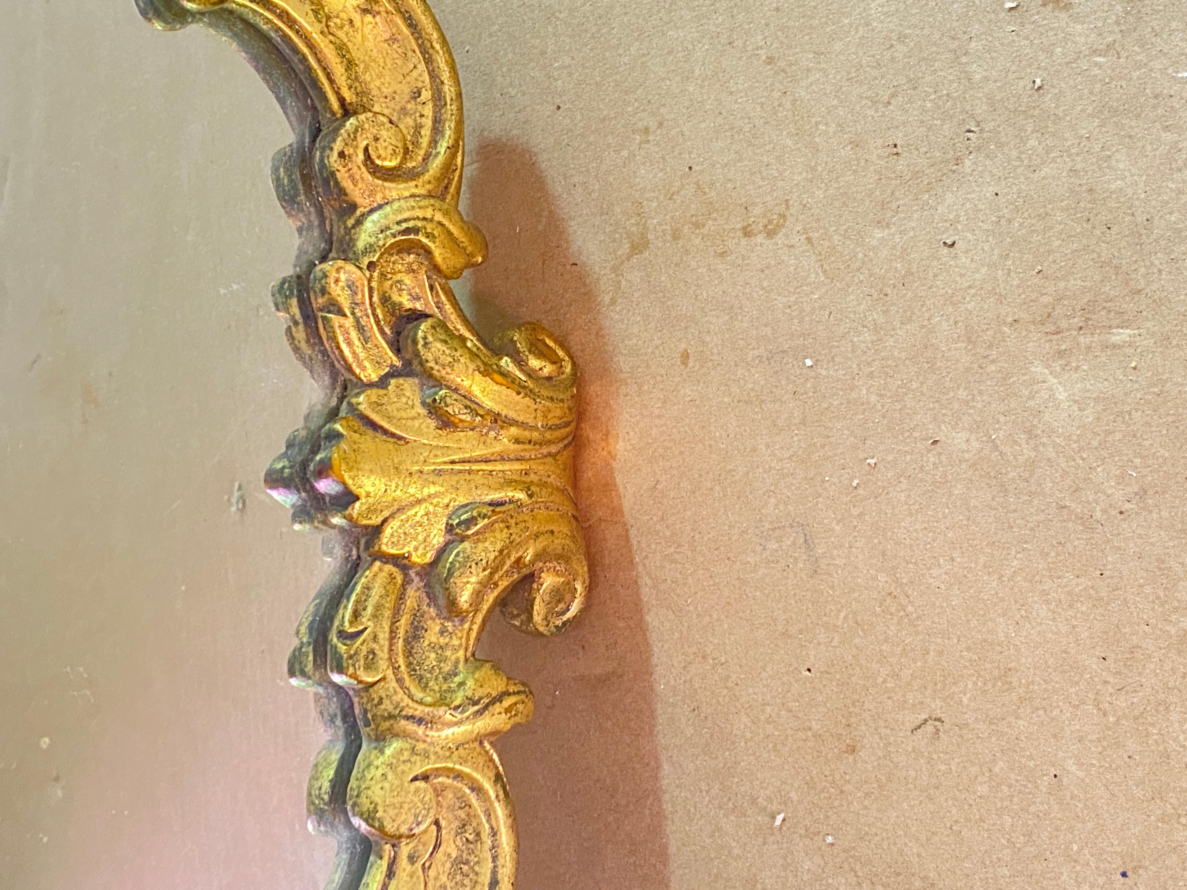 Spiegel mit vergoldetem Holzblatt und Blattgold, frühes 20. Jahrhundert, geschnitzt, goldfarben (Mitte des 20. Jahrhunderts) im Angebot