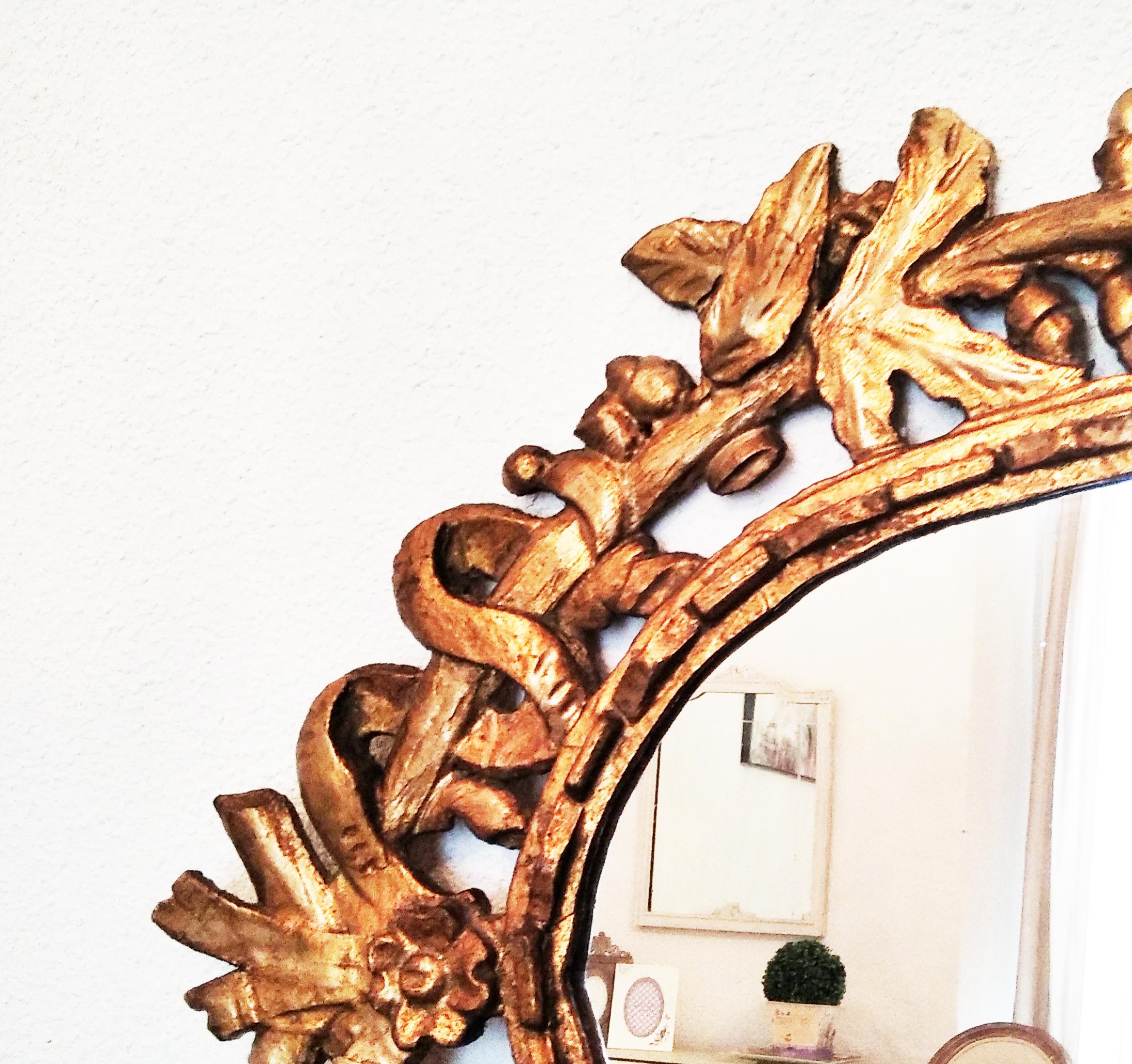 Oval carved with vegetable shapes like leaves

Gold with gold leaf 

It has a very nice golden color and is in perfect condition with the patina of the passage of time, in the molding and in the mirror.

This spectacular mirror with plant