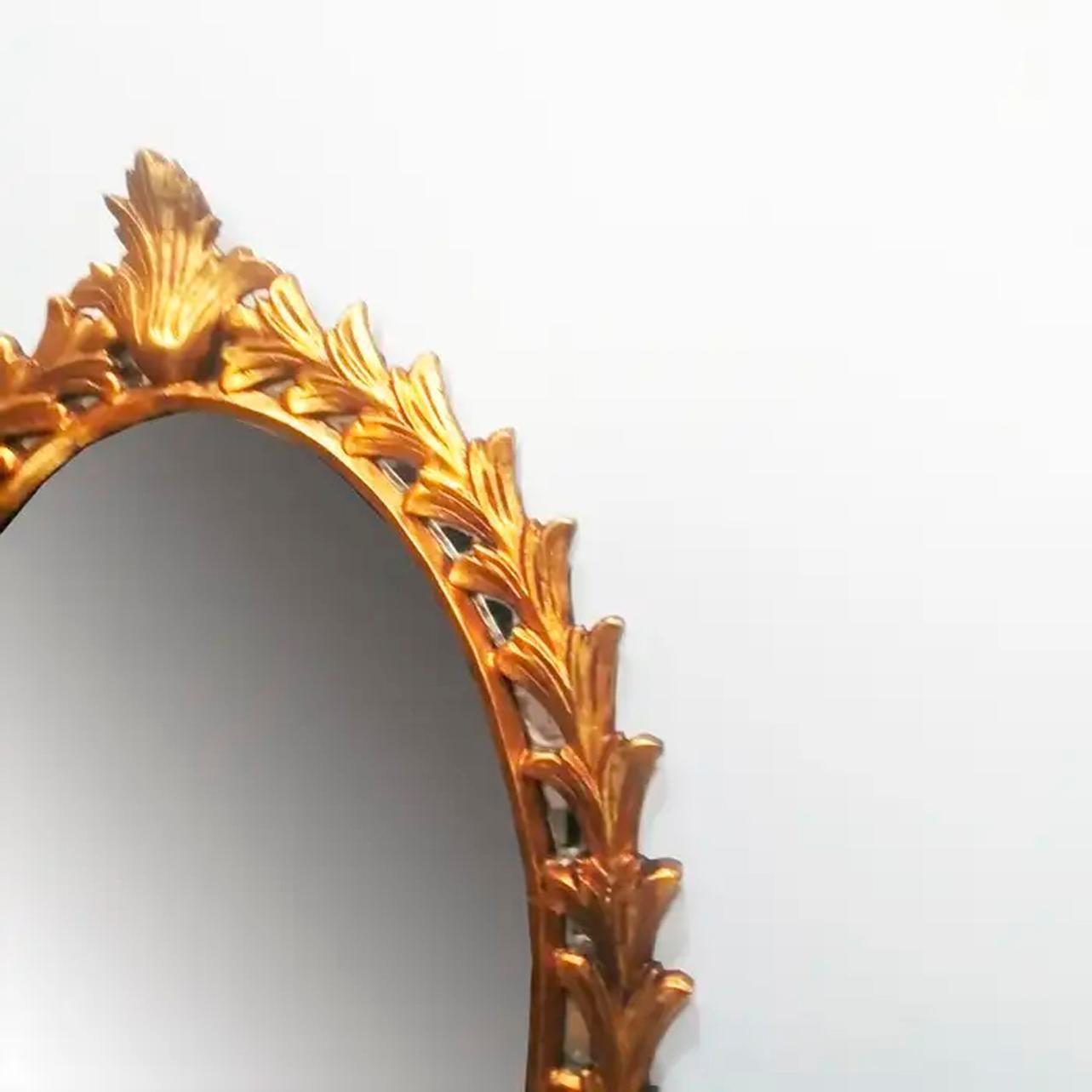 Art déco Miroir Grandes Feuilles d'Acanthus en bois Feuille de Glod Milieu du 20ème siècle.  Italie en vente