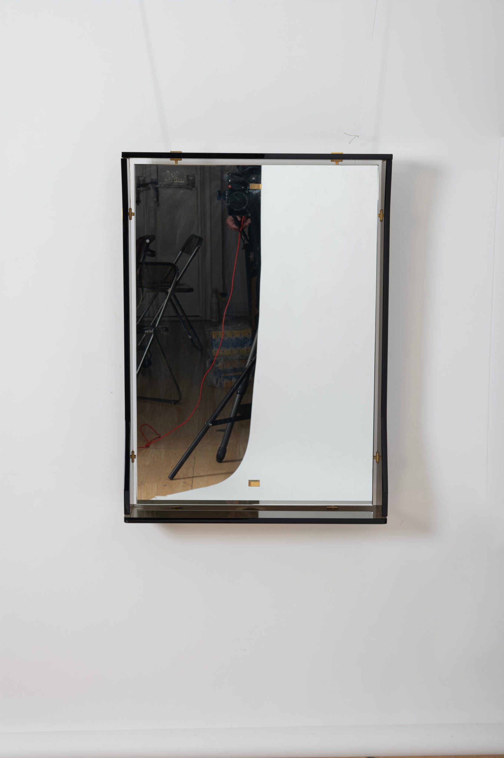 Joli miroir avec cadre gris/vert. Détails du laiton. 

Dans le style de Fontana Arte. Italie c1970
