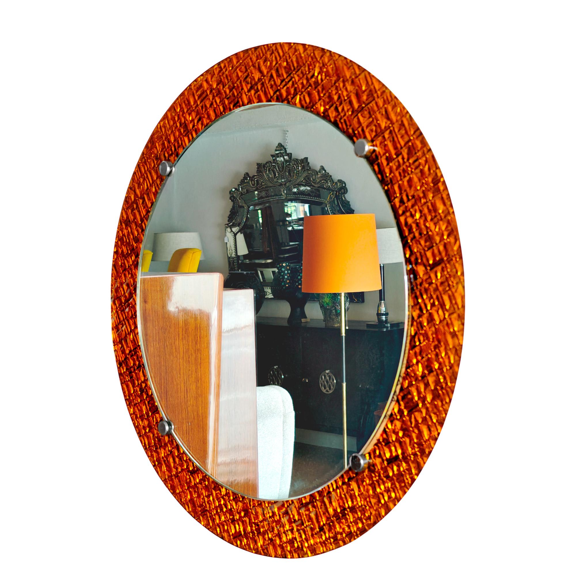 Miroir avec cadre en verre miroité orange, finitions nickelées.

Espagne, vers 1960.