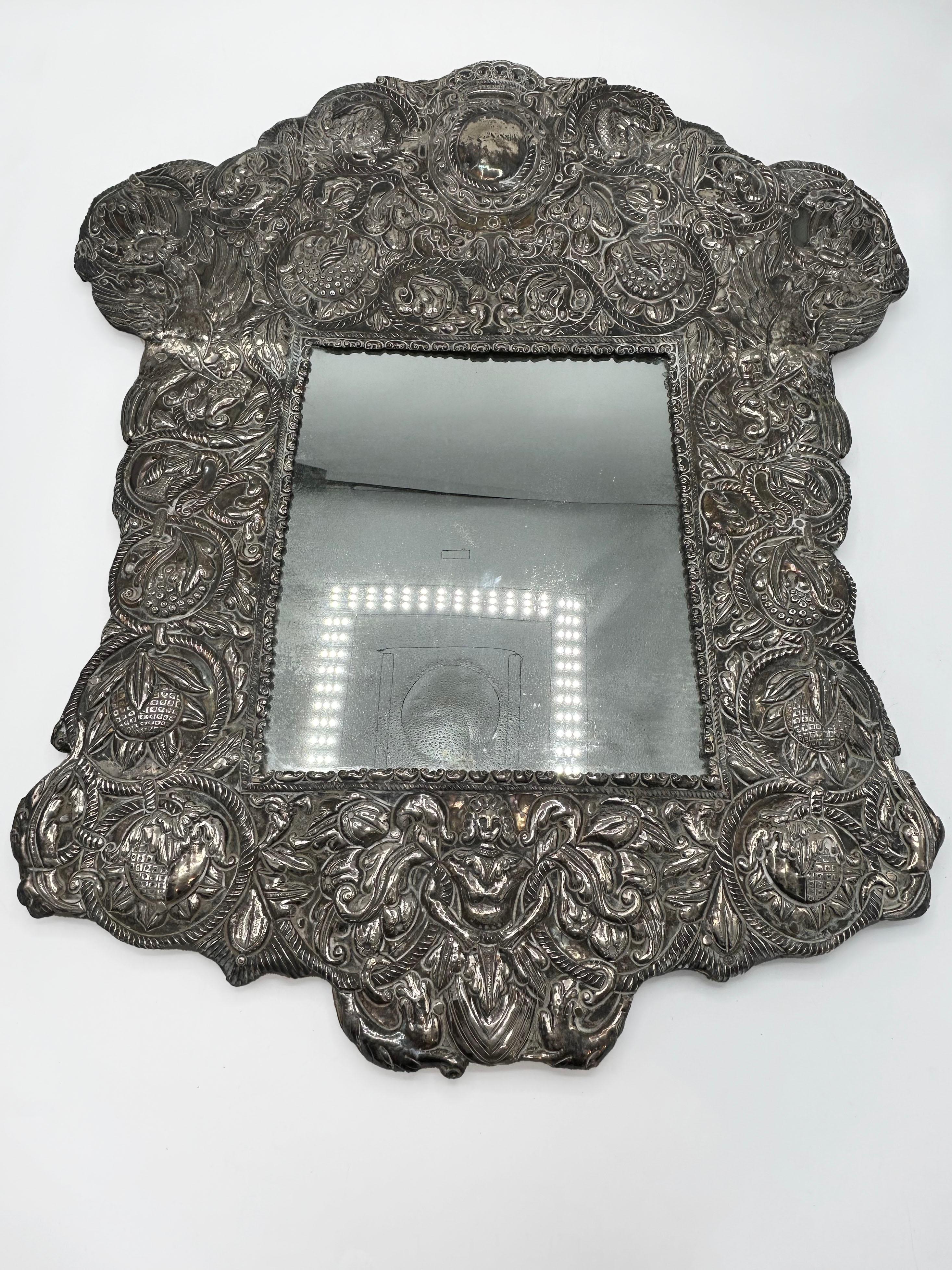 

inglés

español

Francés
Espejo con MarCo de Plata peruana dei primi anni '20
Magnifico espejo artesanal peruano con marco en plata repujada y cincelada, realizzato a metà del secolo XX. Il pezzo presenta un'originale decorazione di ispirazione