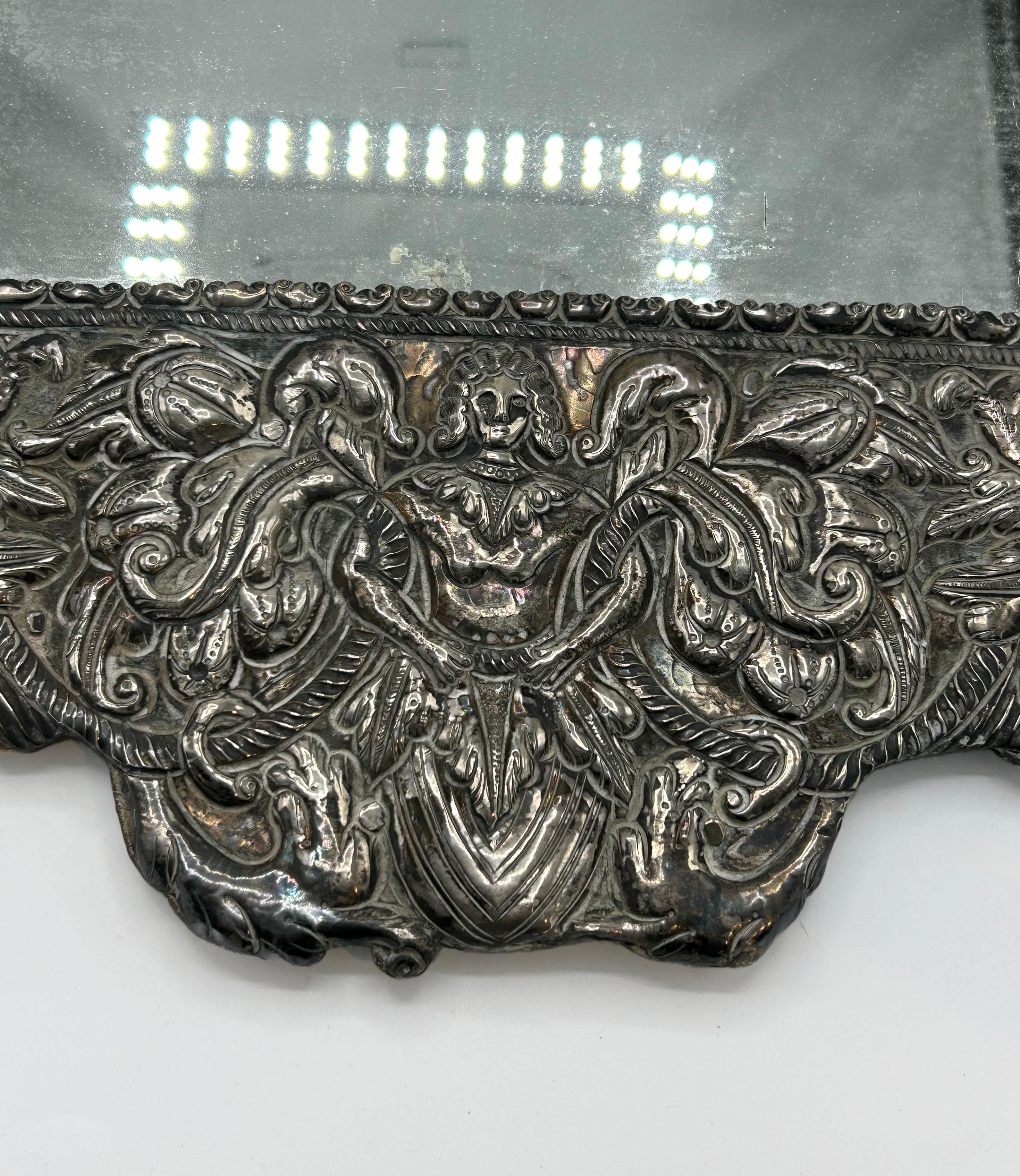 Neobarocco Specchio con cornice in argento peruviano dei primi del Novecento in vendita