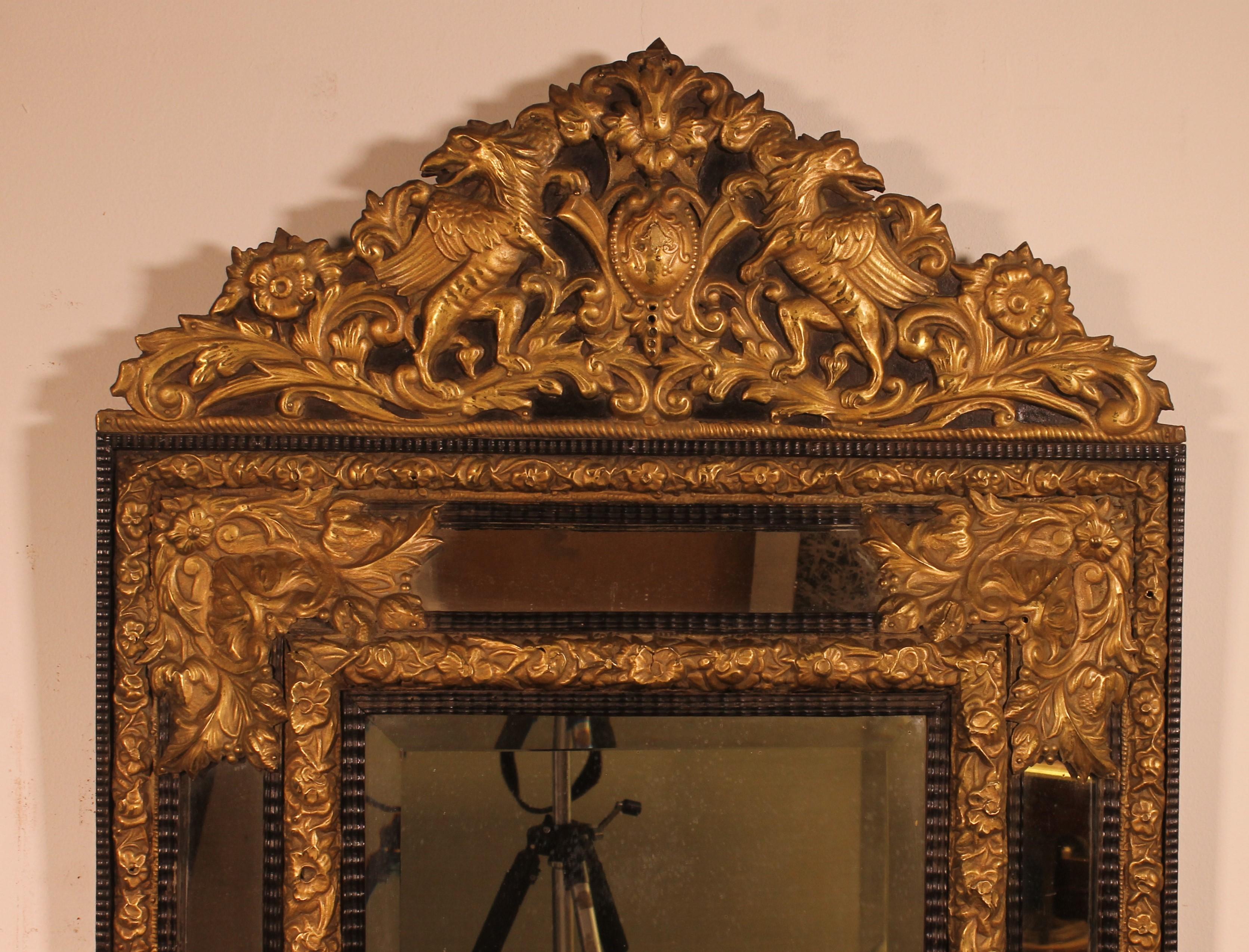 Empire Miroir avec décoration sculptée en bois d'ébène et coquelicot - début du 19e siècle en vente
