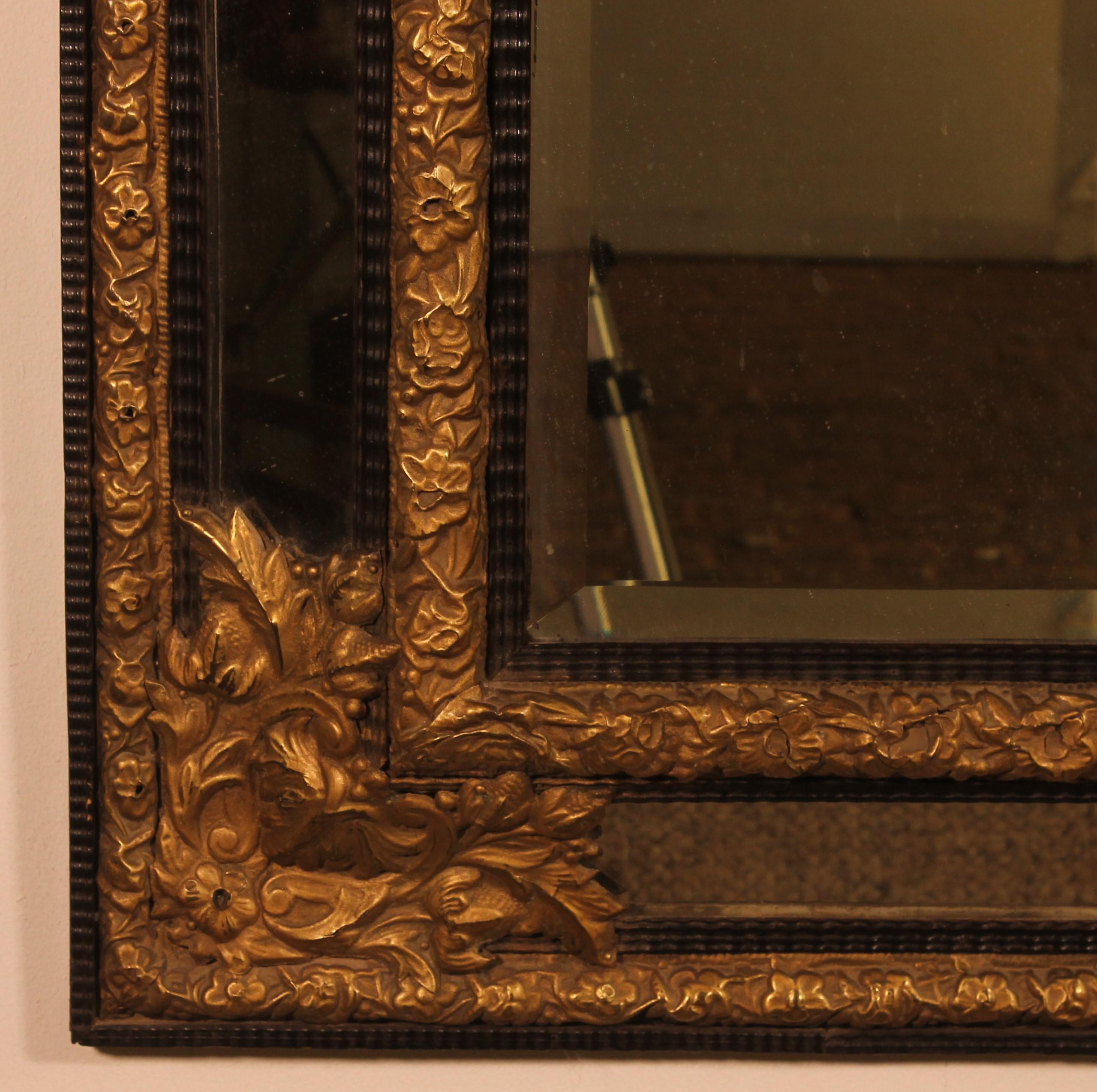 Miroir avec décoration sculptée en bois d'ébène et coquelicot - début du 19e siècle Bon état - En vente à Brussels, Brussels