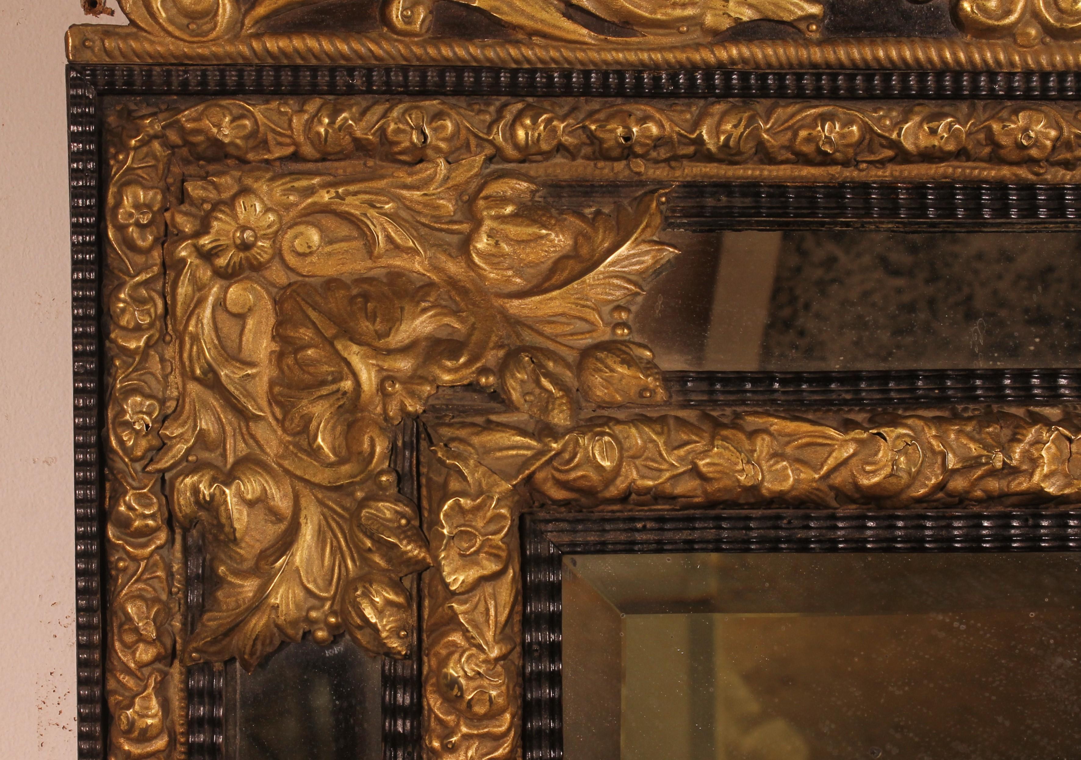 XIXe siècle Miroir avec décoration sculptée en bois d'ébène et coquelicot - début du 19e siècle en vente