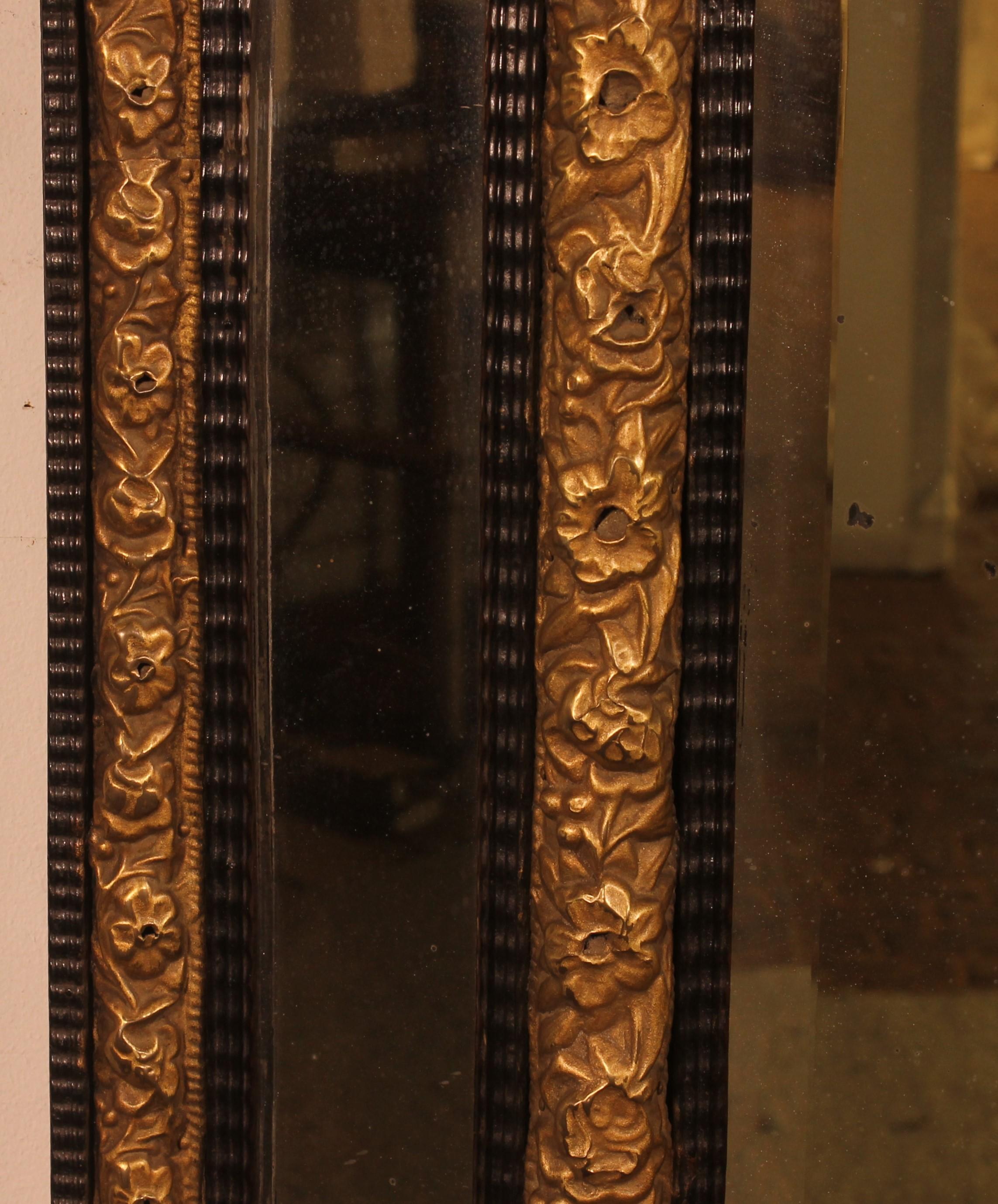 Cuivre Miroir avec décoration sculptée en bois d'ébène et coquelicot - début du 19e siècle en vente