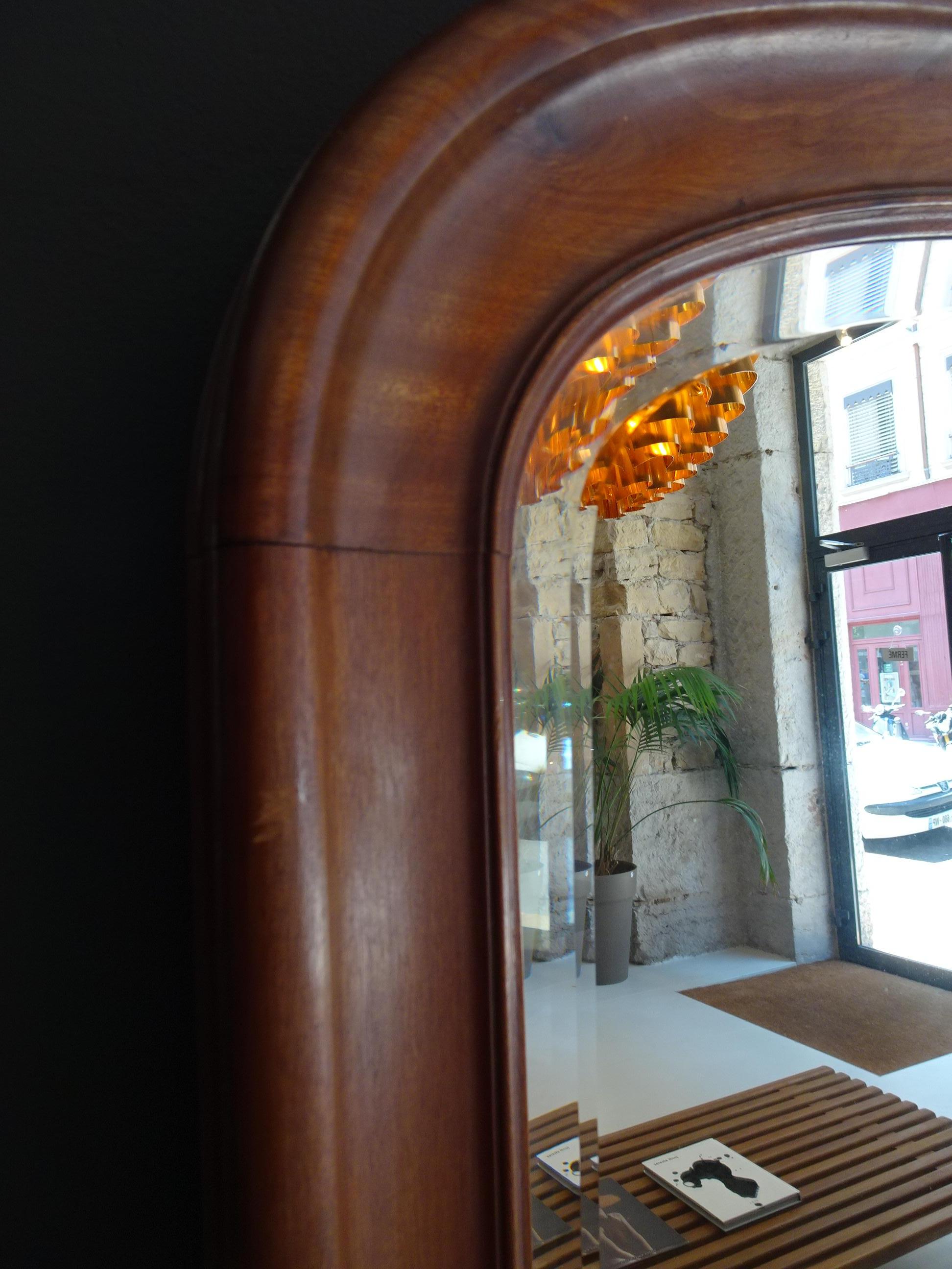 Beveled mirror, with solid mahogany frame.

Very good condition, signs of wear adding stamp.

Dimensions: 170 H x 100 W cm.