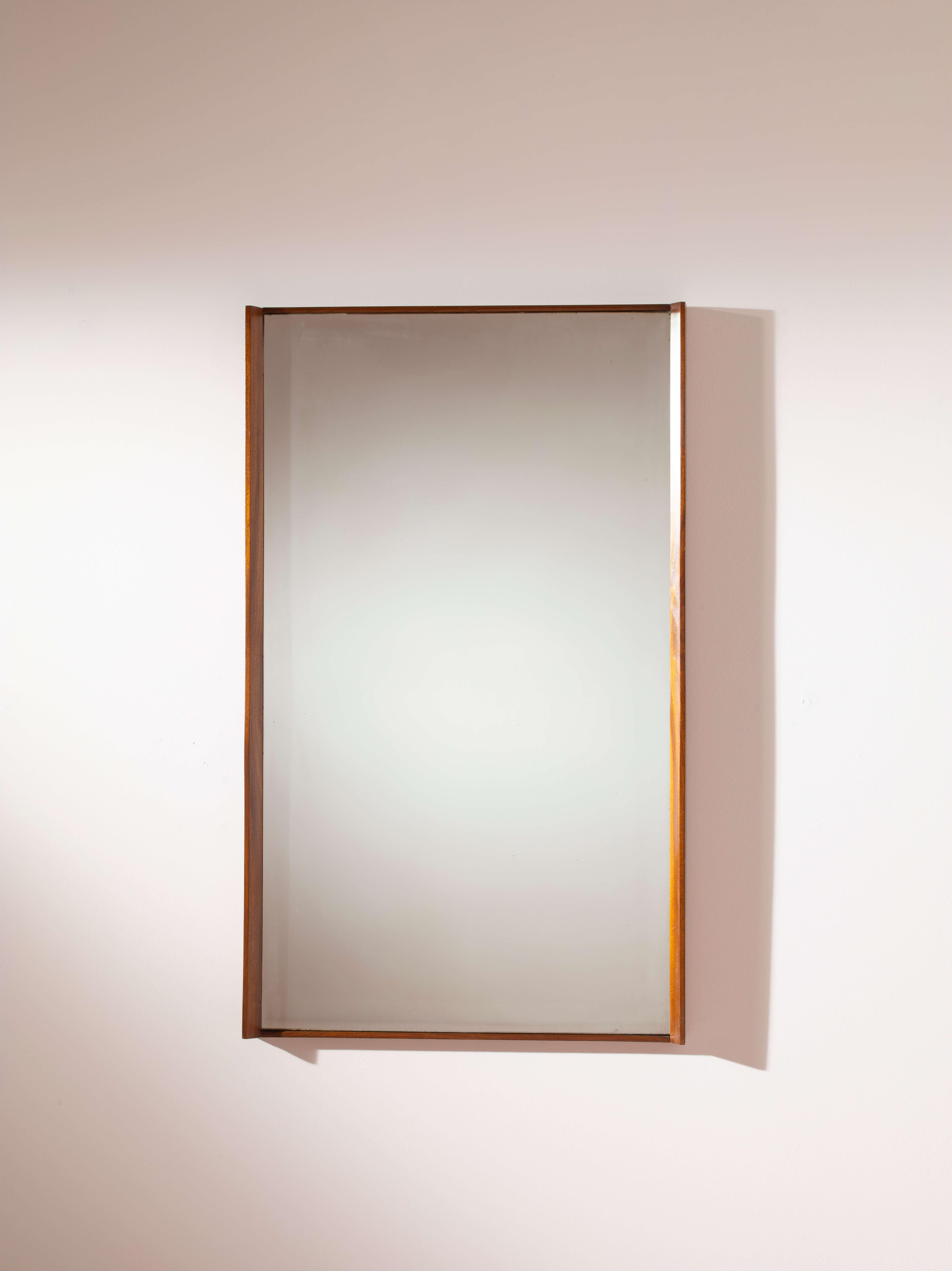 Miroir avec cadre en bois de teck, fabrication italienne, années 1960

Un élégant cadre en bois de teck souligne un miroir strictement rectangulaire. Cette pièce reflète le style essentiel des années 1960, une époque où le postmodernisme danois est