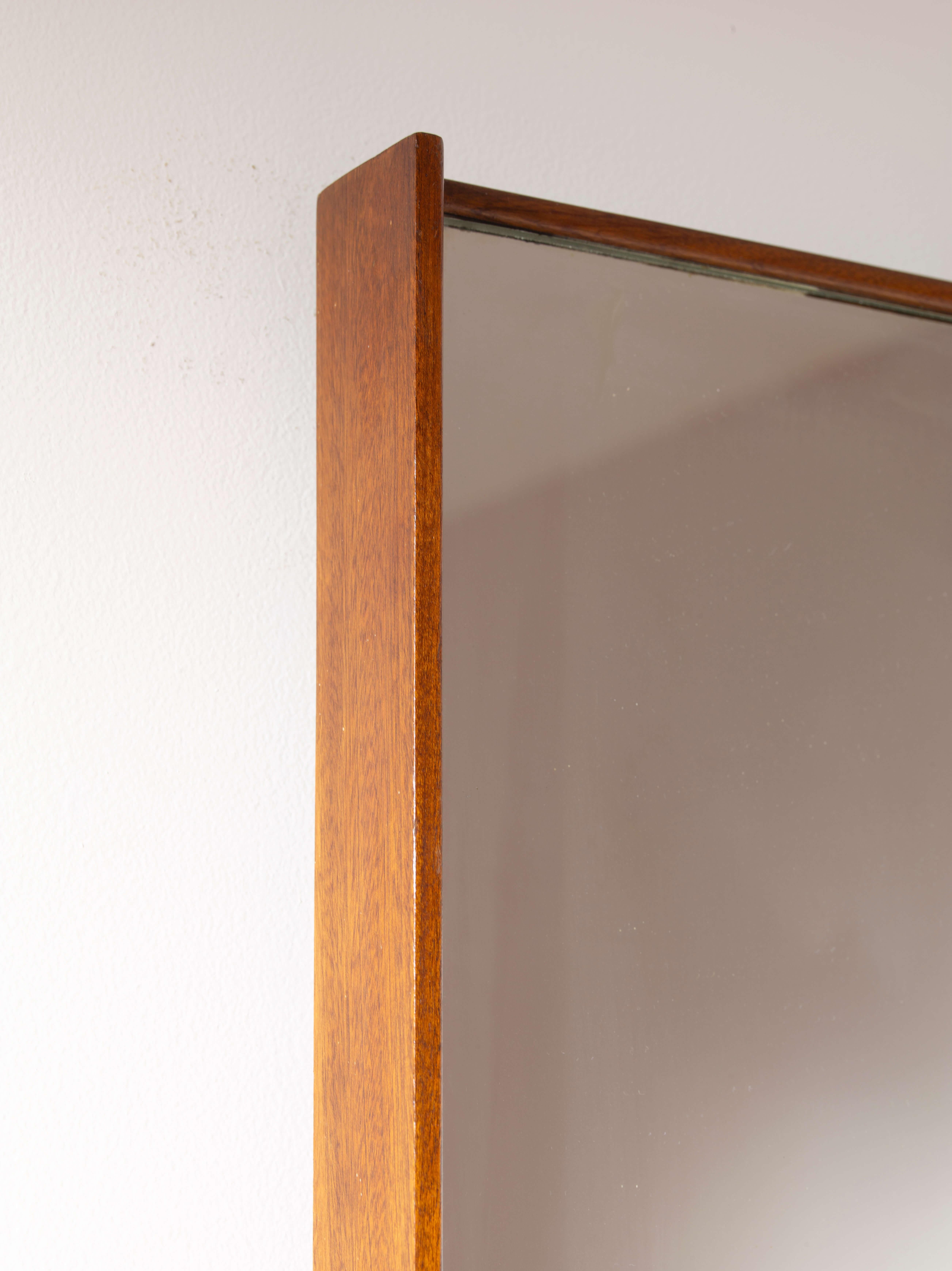 Milieu du XXe siècle Miroir avec cadre en bois de teck, fabrication italienne, années 1960 en vente