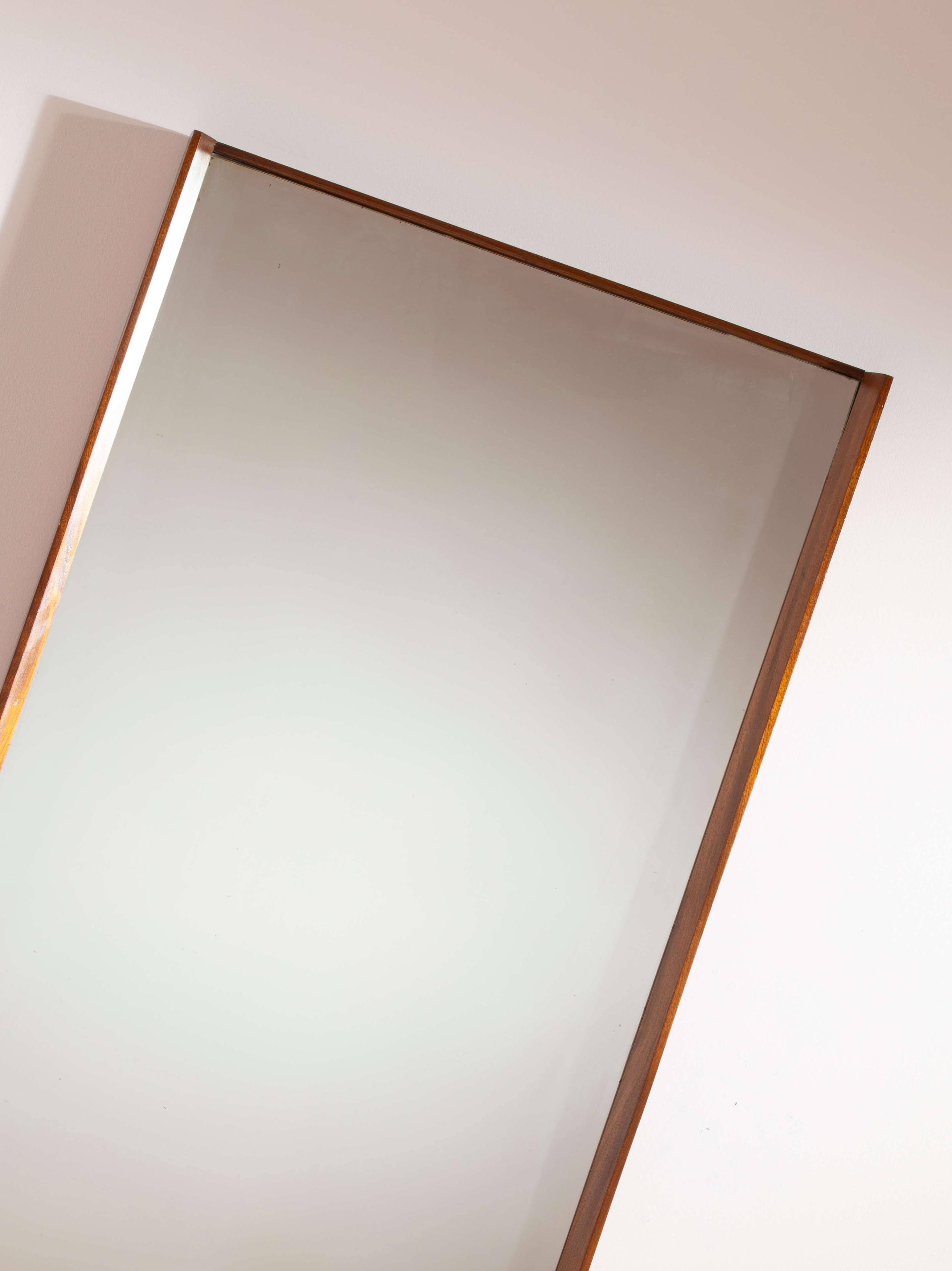 Miroir avec cadre en bois de teck, fabrication italienne, années 1960 en vente 1
