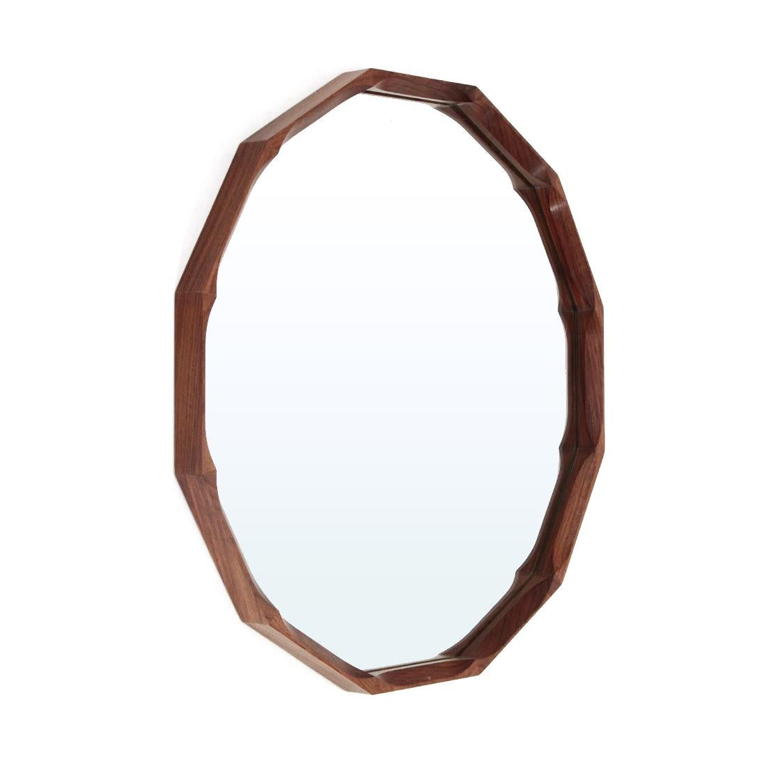 Mirror produced in the 1960s by Tredici.
Dodecagonal wooden frame with faceted edges.
Mirror.
Good general condition, some signs due to normal use over time. Small lack of frame above the hook.

Dimensions: Diameter 63.5 cm, depth 3.5 cm.