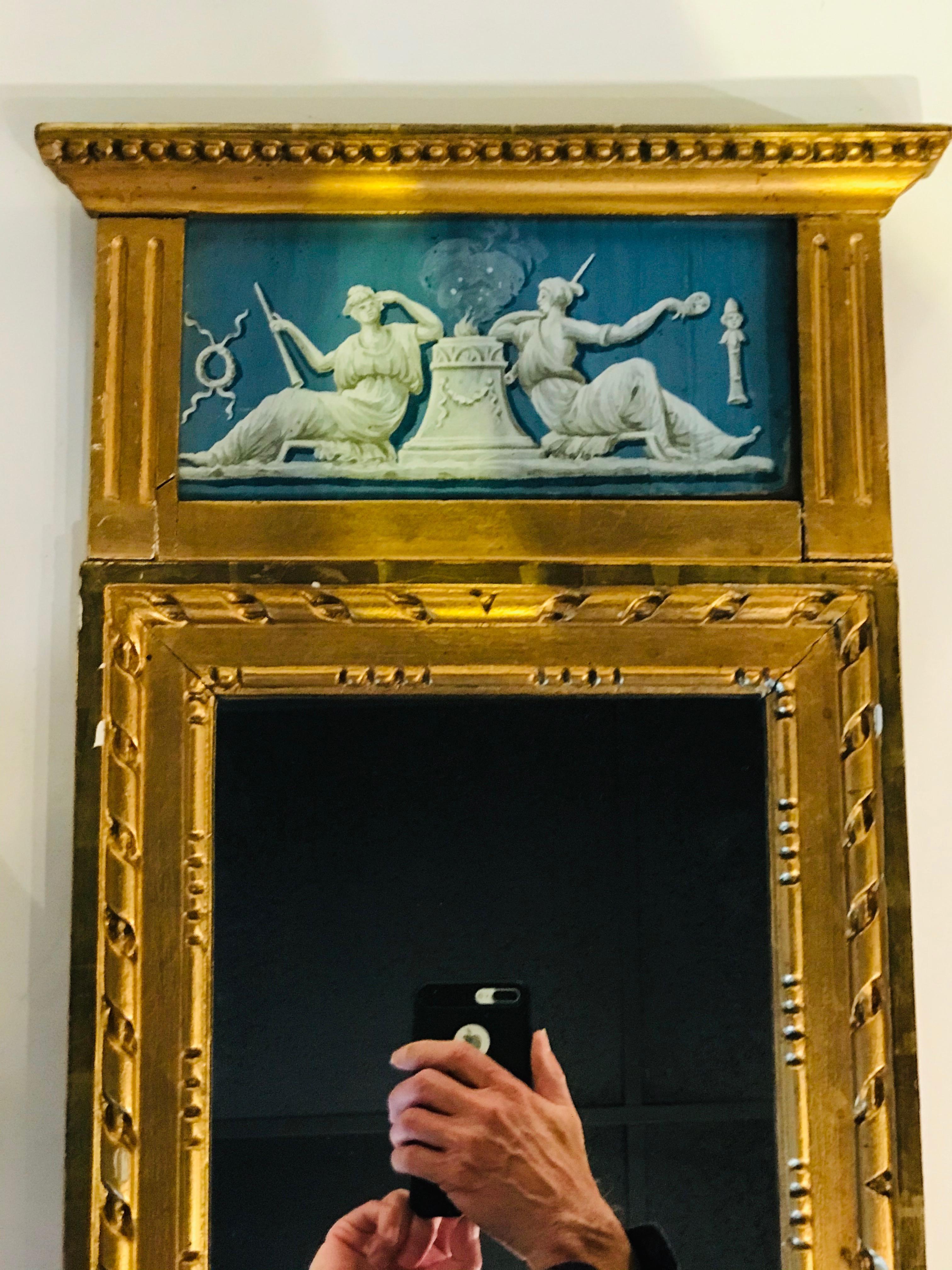 Spiegel mit vergoldetem Holz und blauer Dekoration (Schwedisch) im Angebot