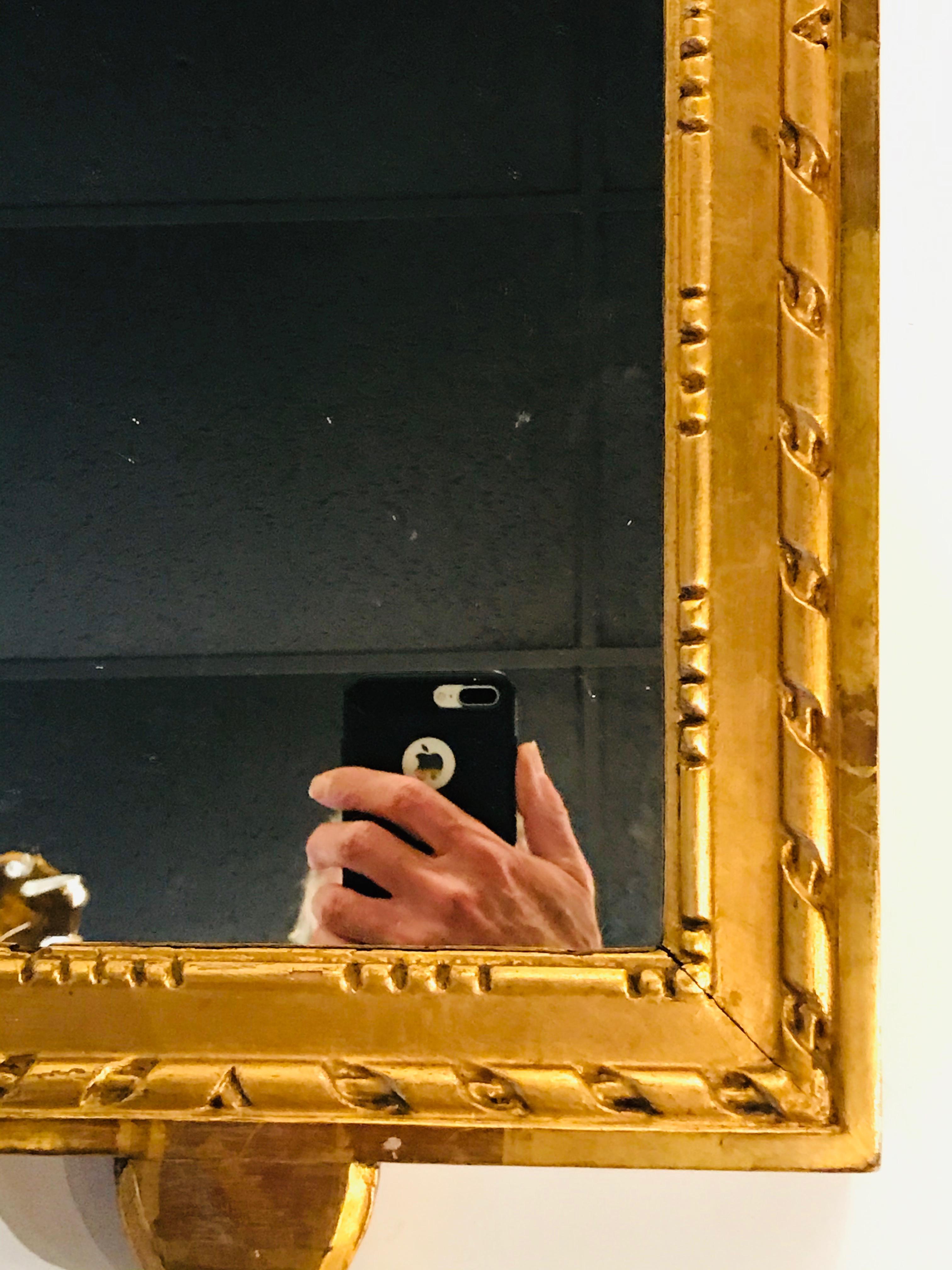Spiegel mit vergoldetem Holz und blauer Dekoration im Zustand „Gut“ im Angebot in Charlottesville, VA