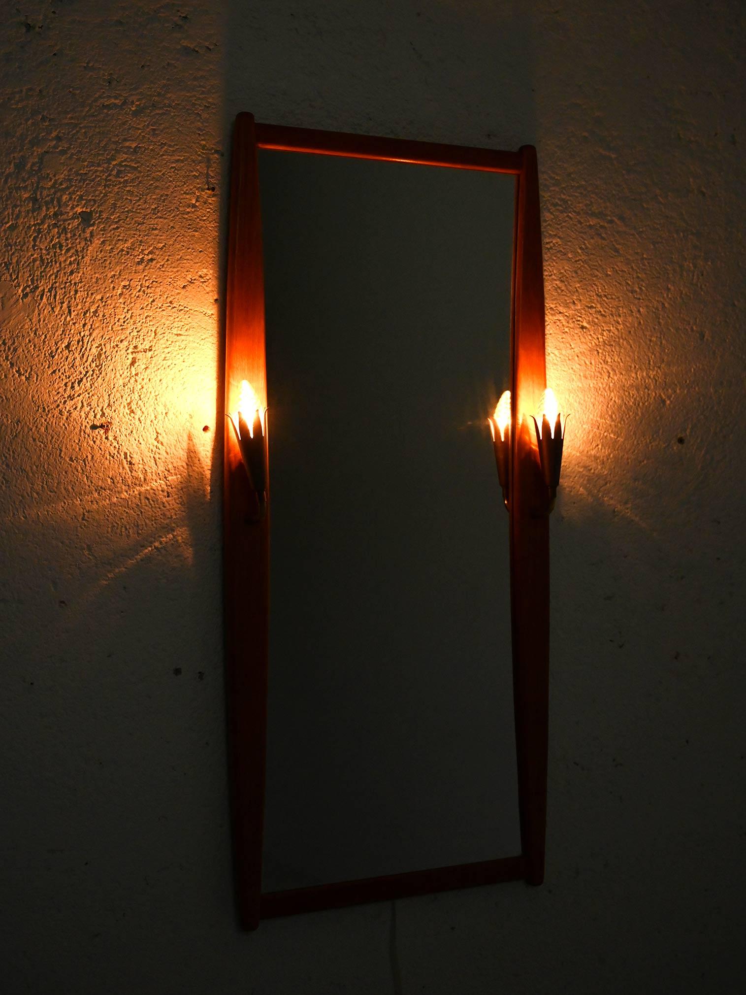 Mirror with wooden frame and two light points For Sale 8