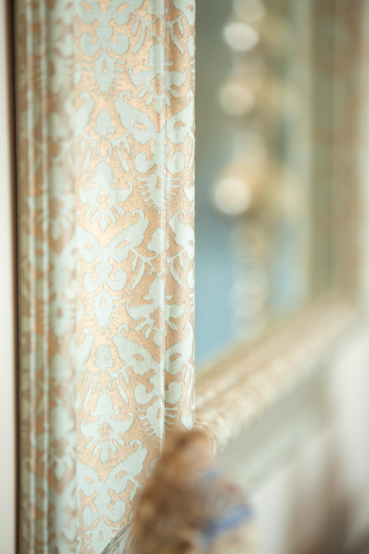 Specchio con cornice in Wood avvolto in tessuto in vendita 1