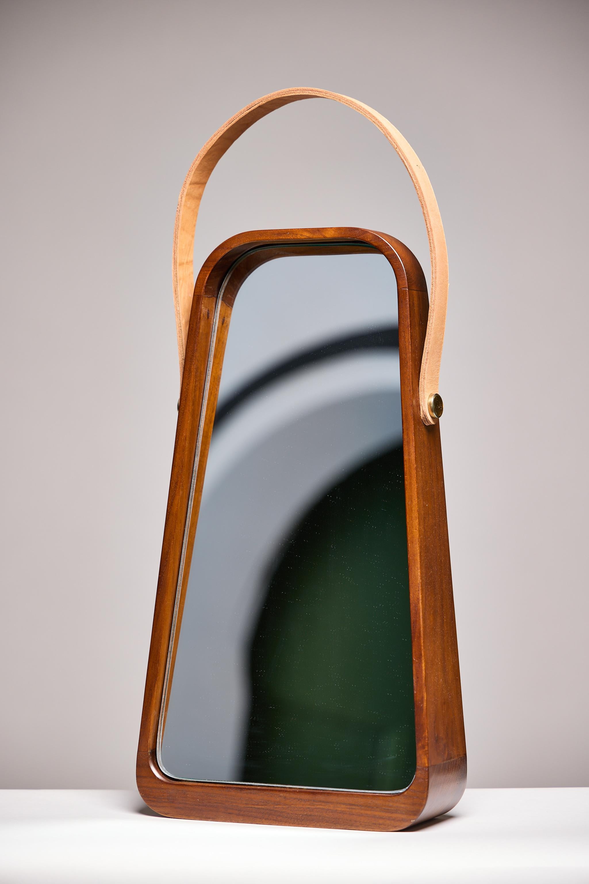 Pelle Specchio ZAZIE di Reda Amalou DESIGN - Legno di teak e pelle in vendita
