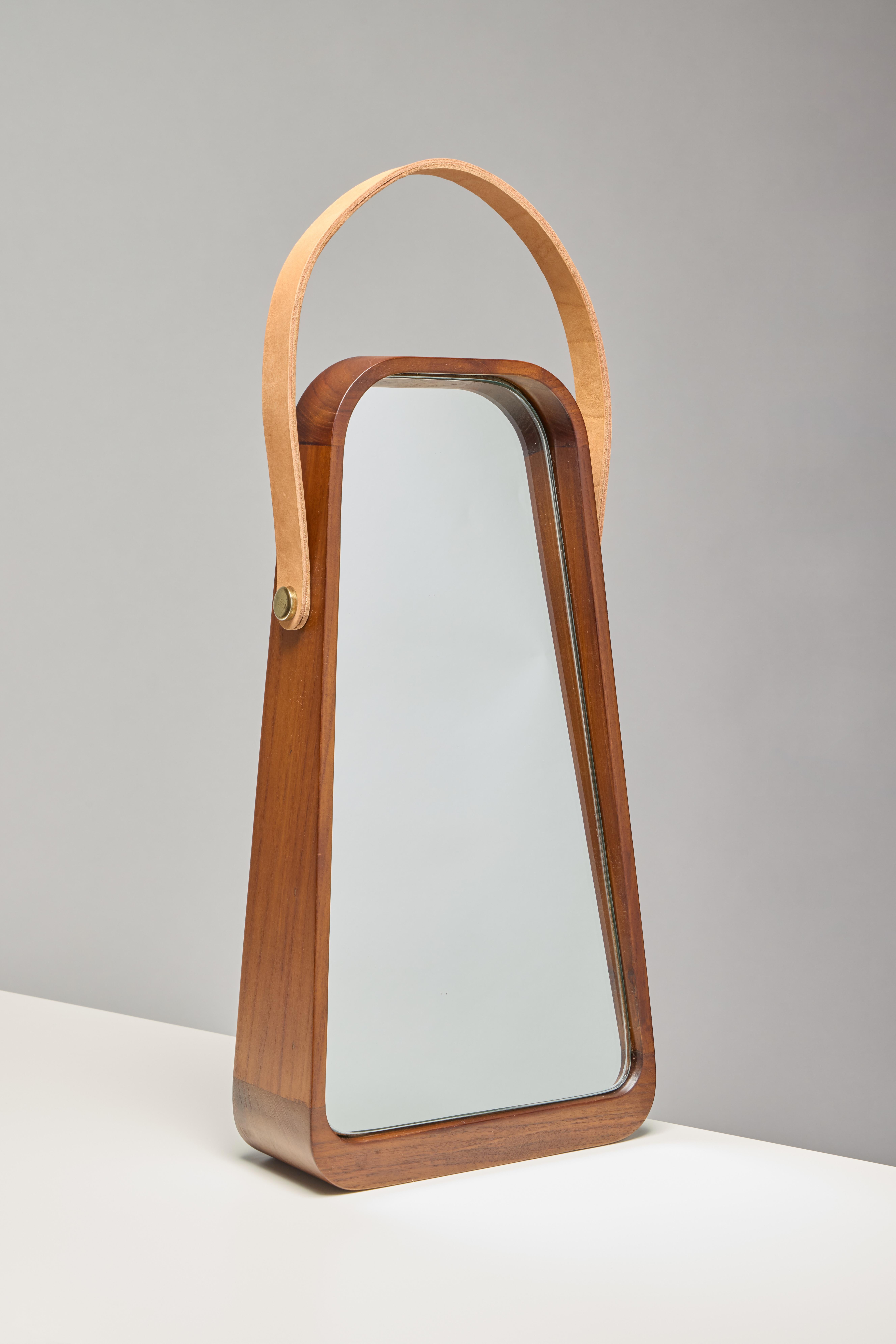 Table mirror. Wood frame and fixed tilted miroir integrated.
Teakwood in Natural waterbase finish.
Mirror glass 5mm / Mirror anse in natural Leather.

Dimensions: 269 x 95/45 x h500 mm

This product is handmade. Each piece is unique, and may vary