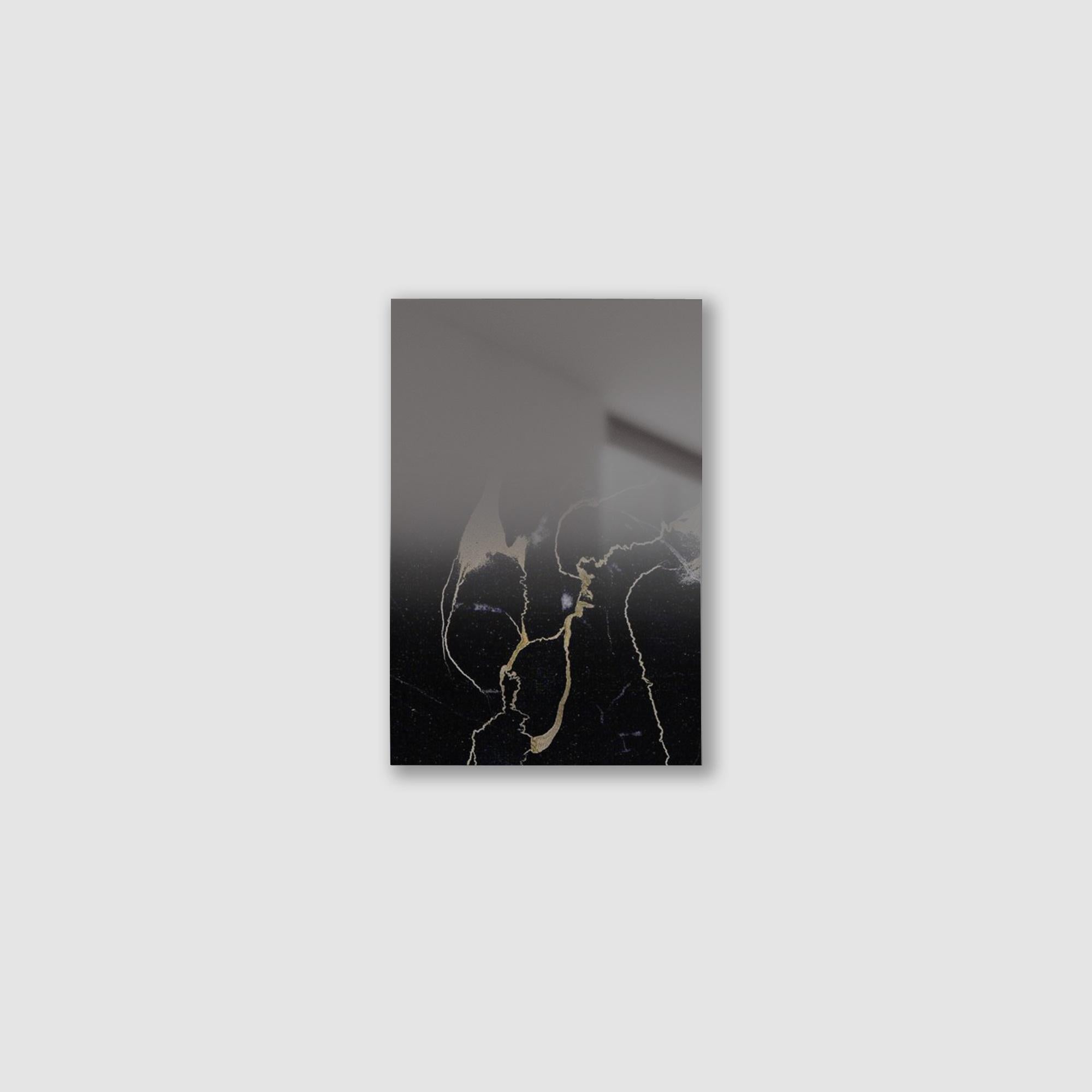 Miroir Zero XS Noir par Formaminima
Édition limitée à 200 pièces. 
Dimensions : D 0,5 x L 21,5 x H 29 cm. 
MATERIAL : Structure en tôle avec supports métalliques encastrés, marbre massif extra-plat veiné d'or Black Portoro, verre de cristal à
