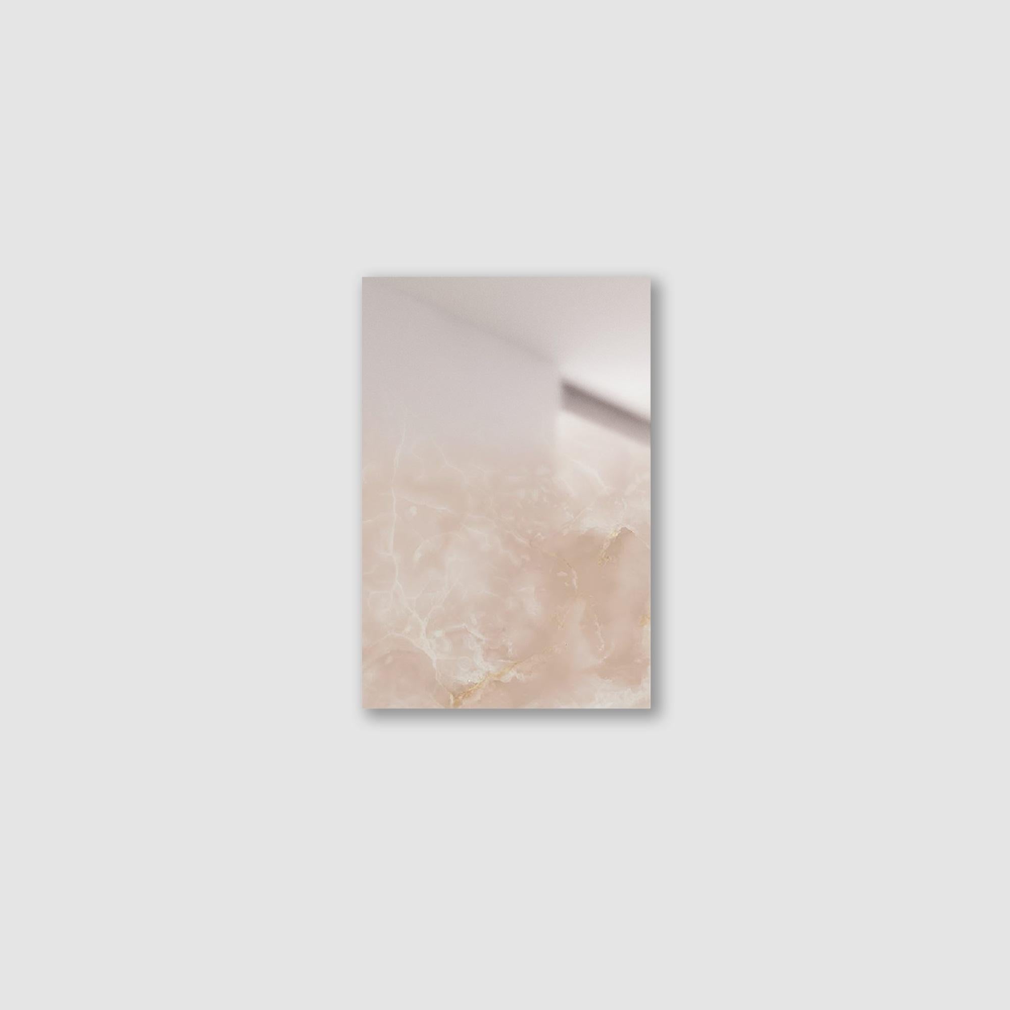 Mirror Zero XS Rosa von Formaminima
Limitierte Auflage von 200 Stück. 
Abmessungen: T 0,5 x B 21,5 x H 29 cm. 
MATERIALIEN: Rosafarbener Onyx mit handgeschliffenen Kristallschichten, von Hand aufgetragener, verblassender Hochglanzlack und bündige