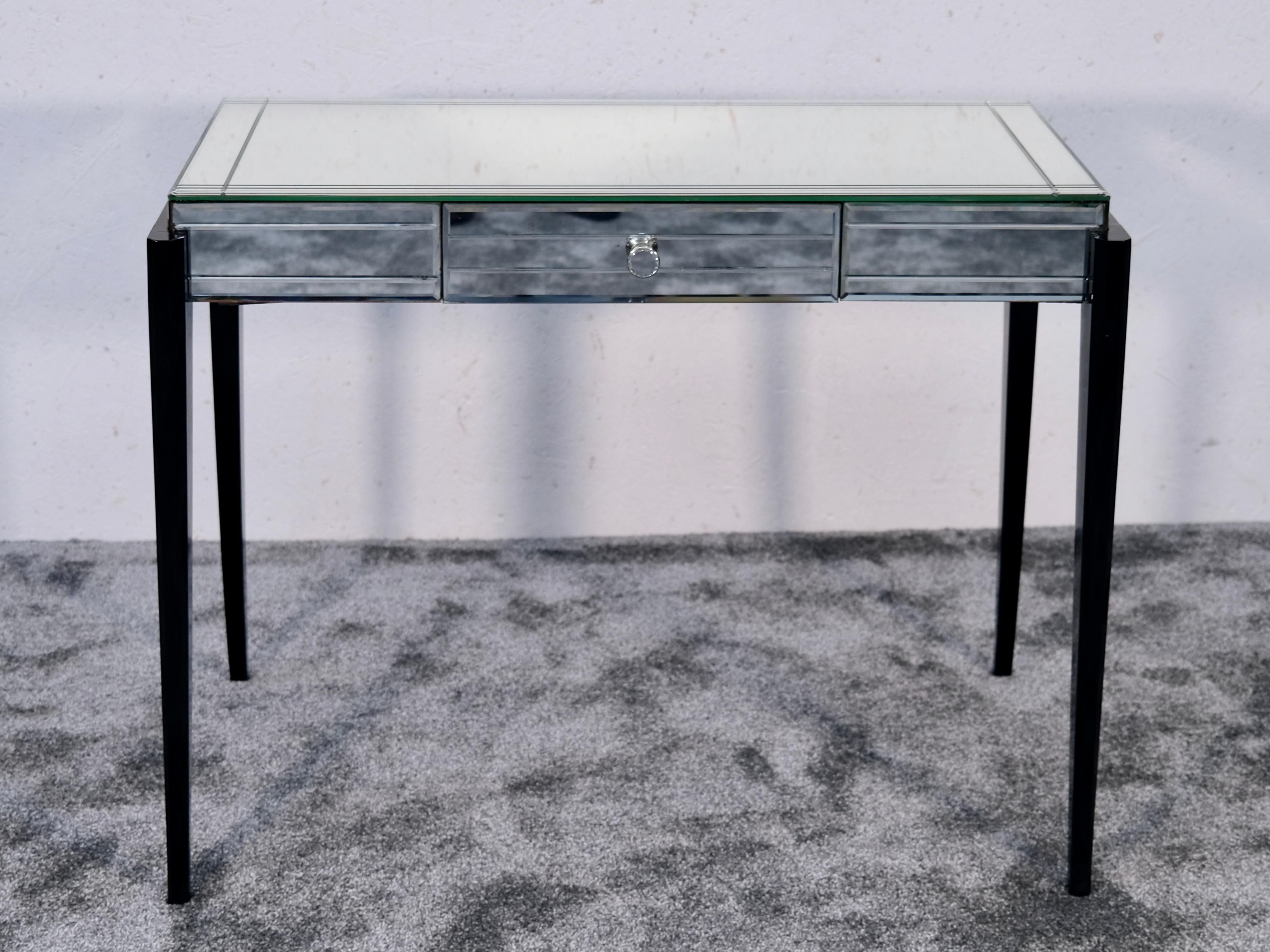 Vintage Mirrored Art Deco Vanity Desk – Timeless Elegance with Versatile Functionality

A touch of glamour and refined elegance: This original French Art Deco mirrored vanity desk from the 1940s embodies sophistication and versatility. Its pristine,