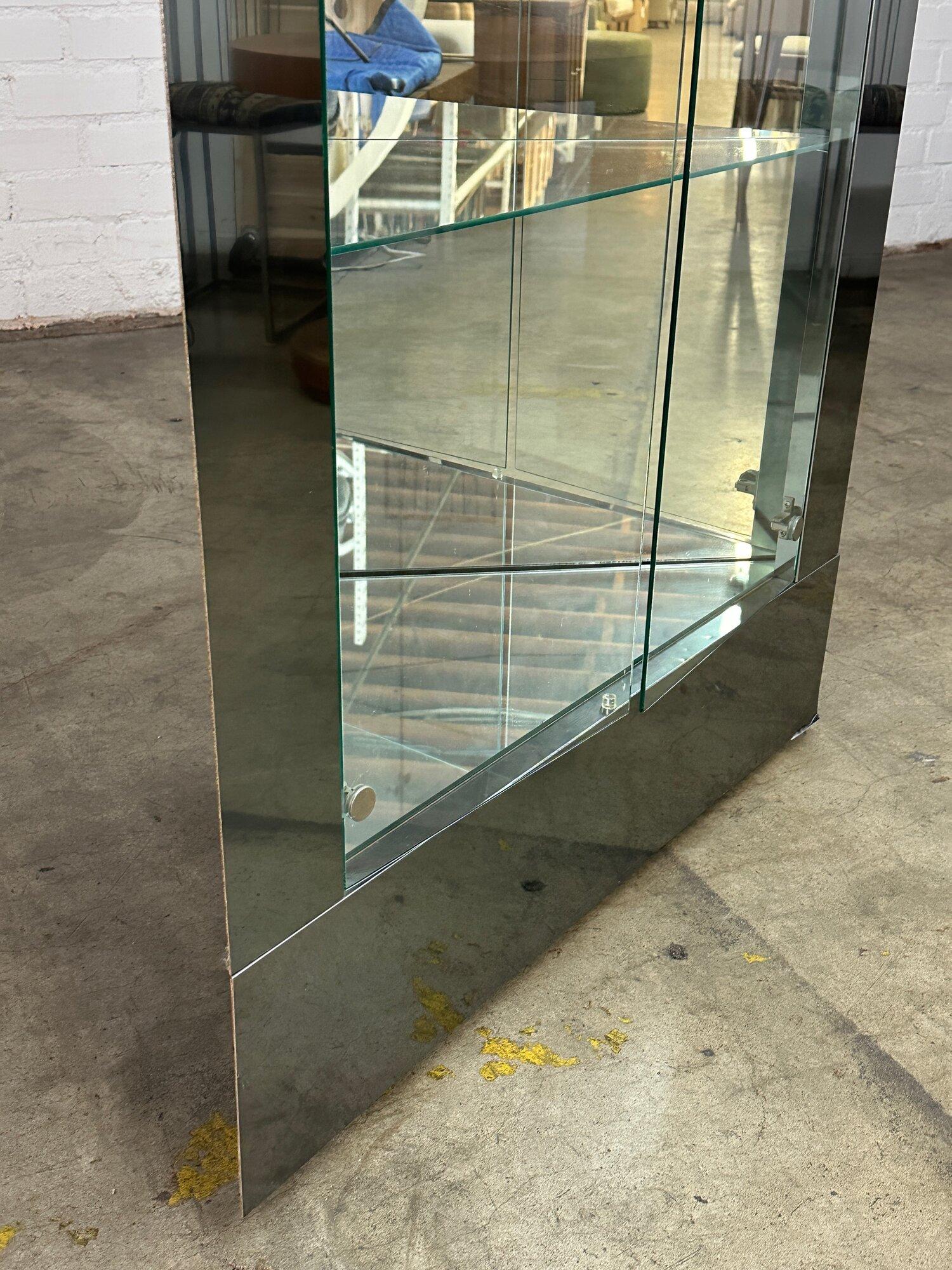 Mirrored chrome and glass corner cabinet In Good Condition For Sale In Los Angeles, CA