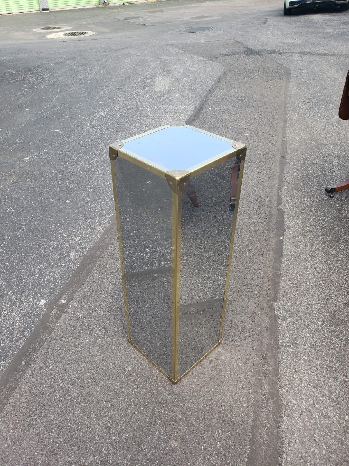 Verspiegelter verchromter und messingbeschlagener Eckenholzsockel / Säule (Metallarbeit) im Angebot
