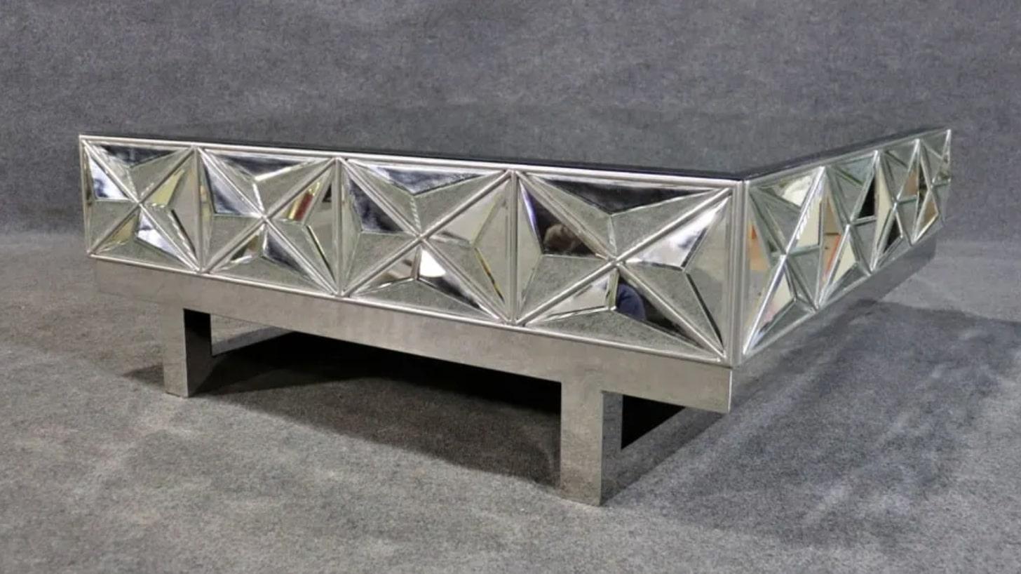 Table à cocktail en verre miroir, au design tridimensionnel. Plateau en miroir avec bordure en relief en forme de diamant.
Veuillez confirmer le lieu NY ou NJ