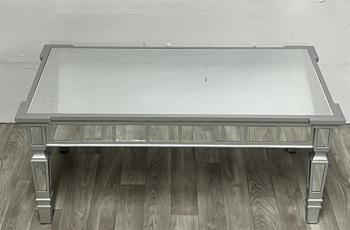 Table basse cocktail glamour avec miroir et finition argentée

Cette table basse élégante est un excellent moyen d'ajouter des surfaces réfléchissantes ainsi qu'un peu de fraîcheur grâce à la lumière naturelle dans n'importe quelle pièce de votre