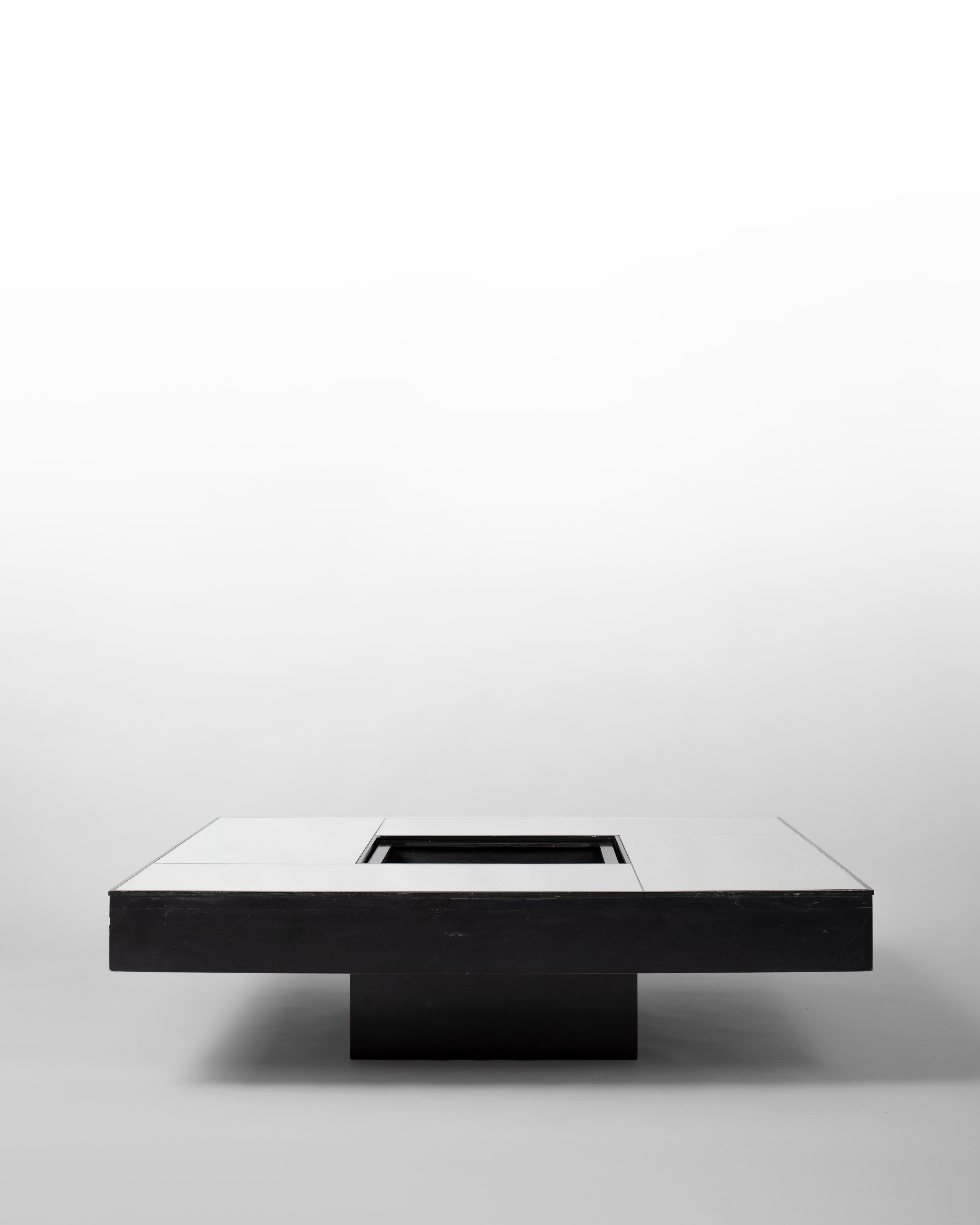 Couchtisch aus verspiegeltem und schwarzem Holz aus den 1970er Jahren, ein raffiniertes Beispiel für italienisches Design. Seine skulpturale Silhouette bringt die reflektierende Qualität der verspiegelten Oberfläche mit der Tiefe des geschwärzten