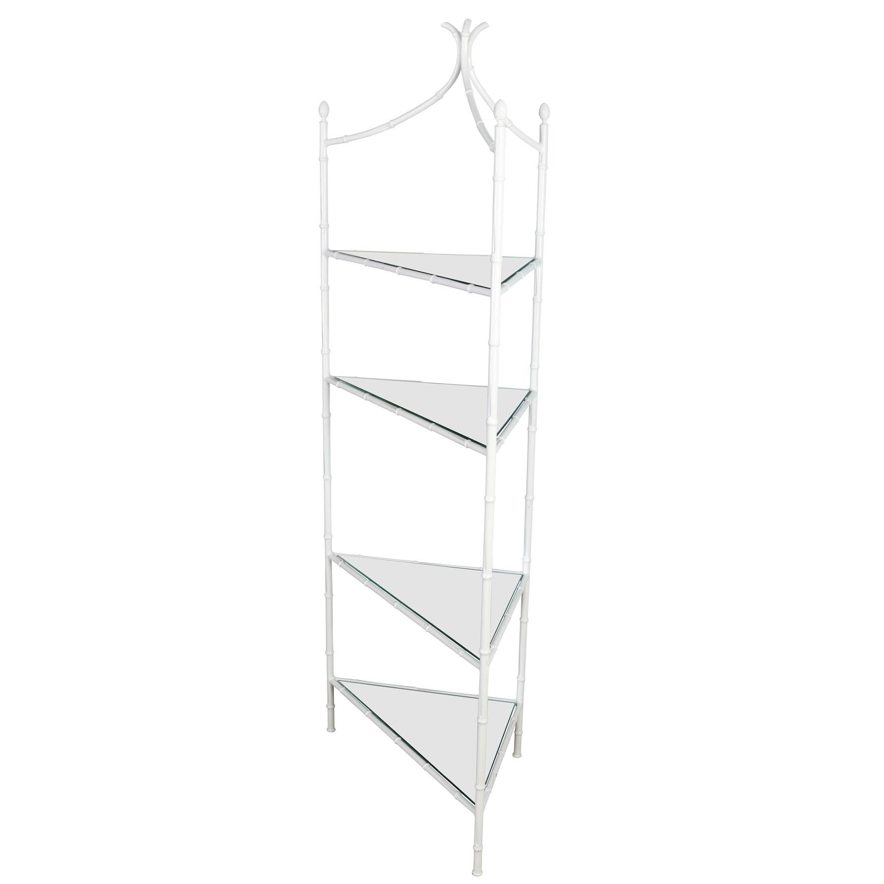 Un'etagere angolare in finto bambù vintage con cinque ripiani a specchio.  L'etagere in metallo verniciato bianco con forma di bambù termina con un piano curvo ispirato alla pagoda.  Gli scaffali a specchio sono stati sostituiti di recente. Tre