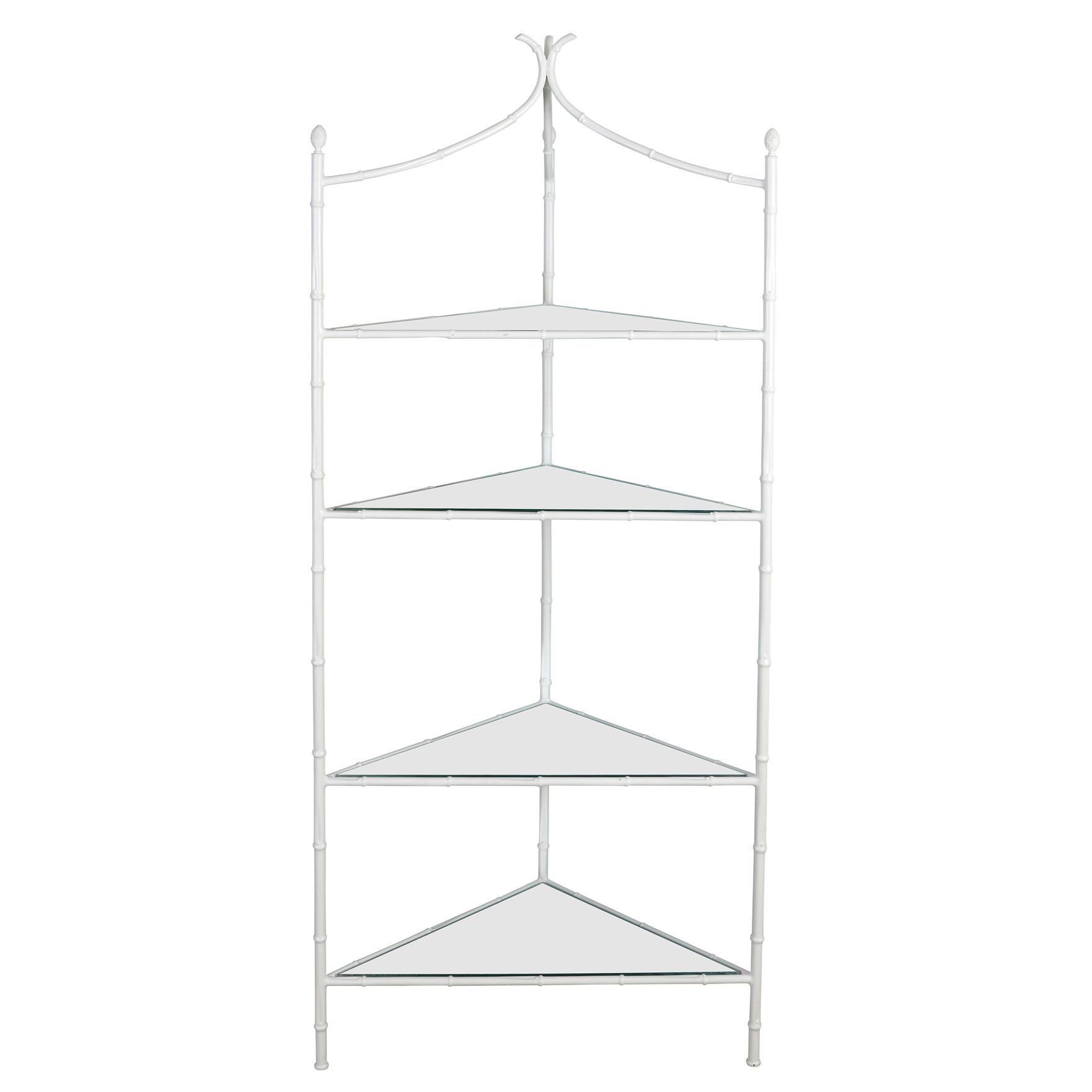 Etagere angolare a specchio a cinque ripiani in finto bambù bianco In condizioni buone in vendita a Locust Valley, NY