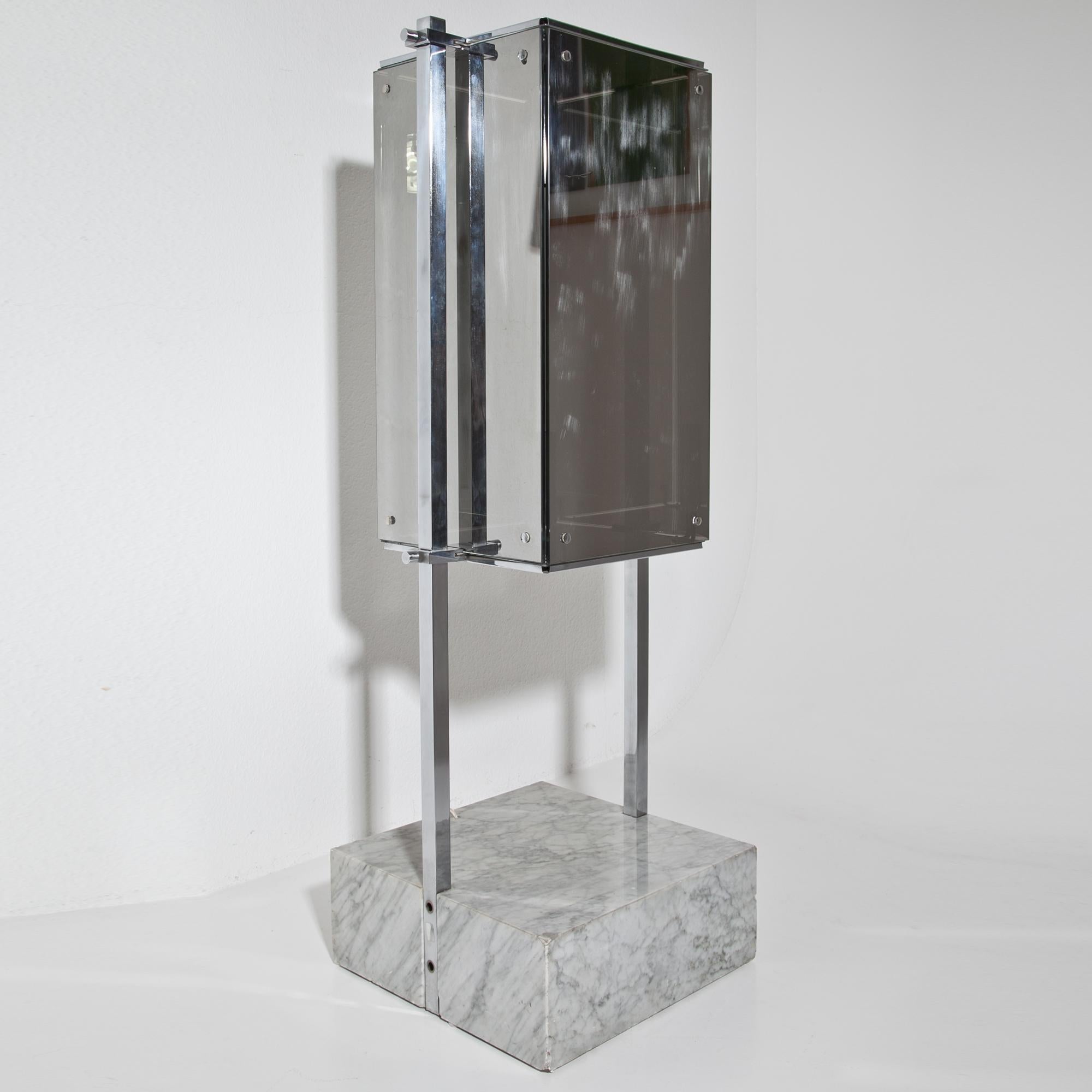 Floor lamp standing on a heavy white marble base, with a chromed frame and mirrored surfaces. For the electrification we assume no liability and no warranty.
