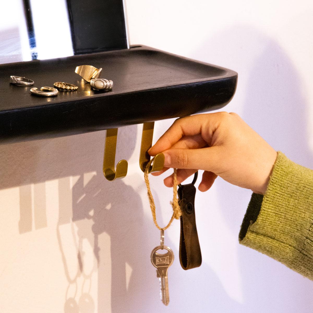 Étagère en chêne volant en miroir avec cintres sans glue en vente 1
