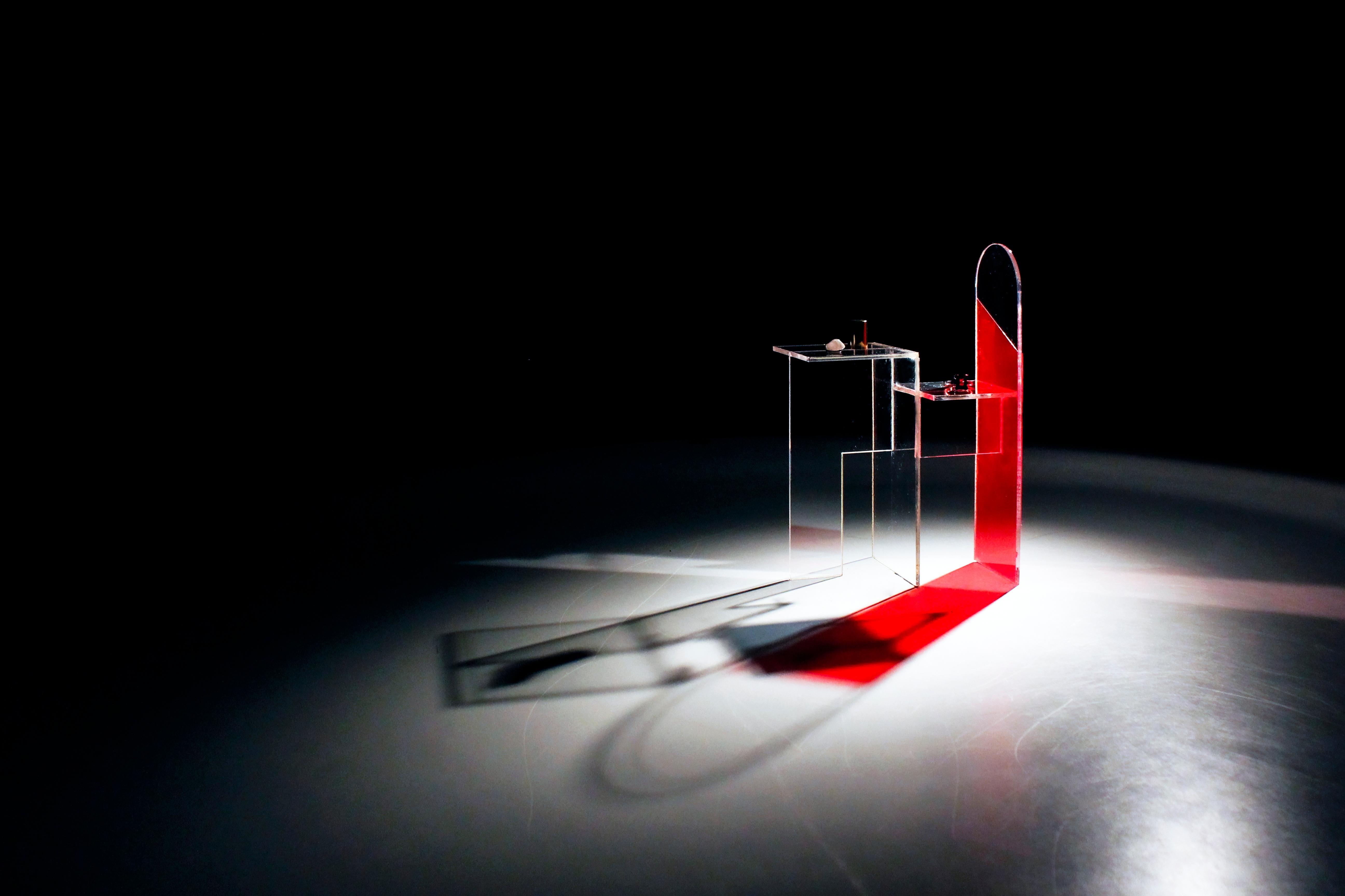 Moderne Table à fermoirs contemporaine en verre miroir de Jan Farn Chi en vente