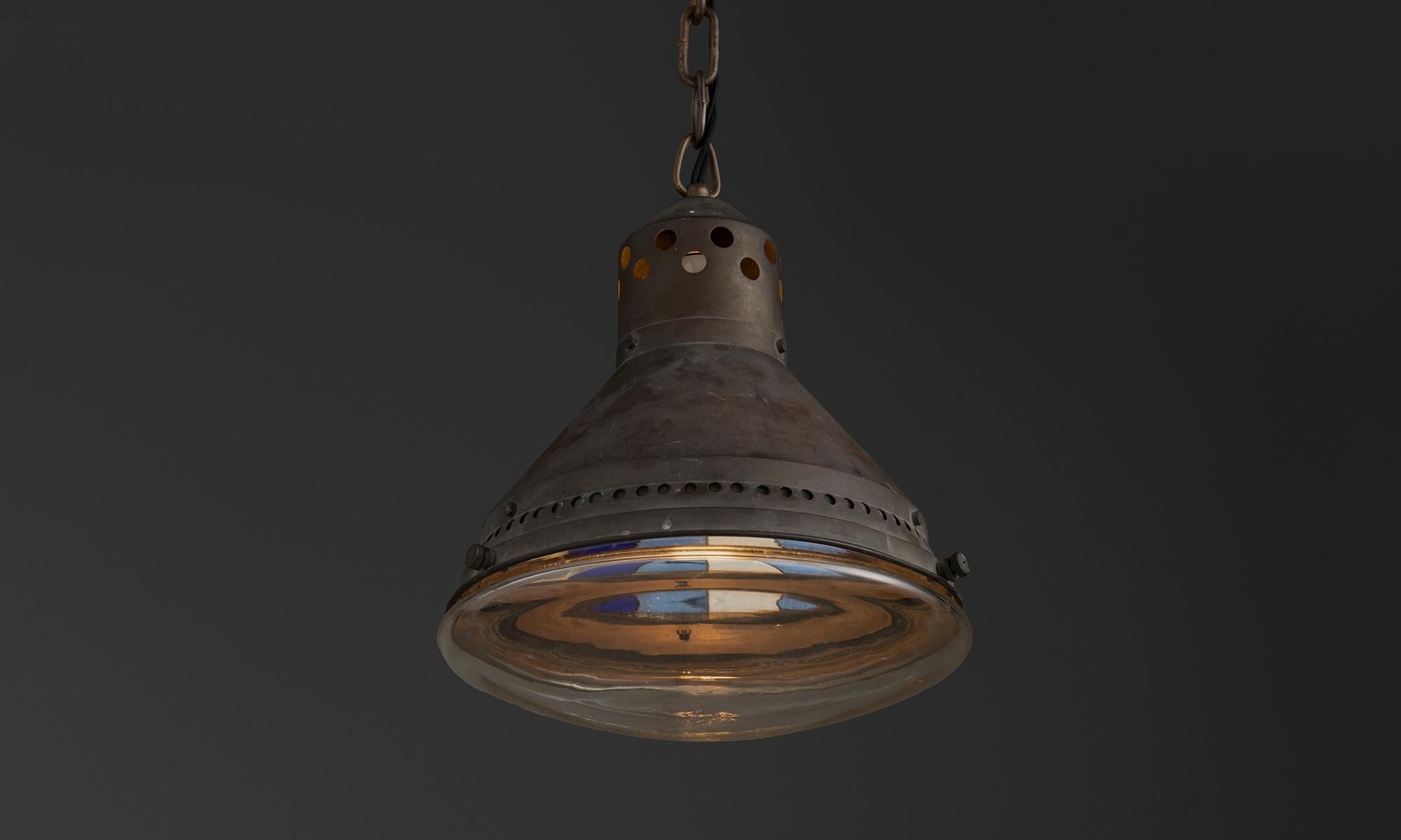 Frankreich, 1930
Verspiegelte Pendelleuchte aus blauem Glas mit Messingrahmen.
9 